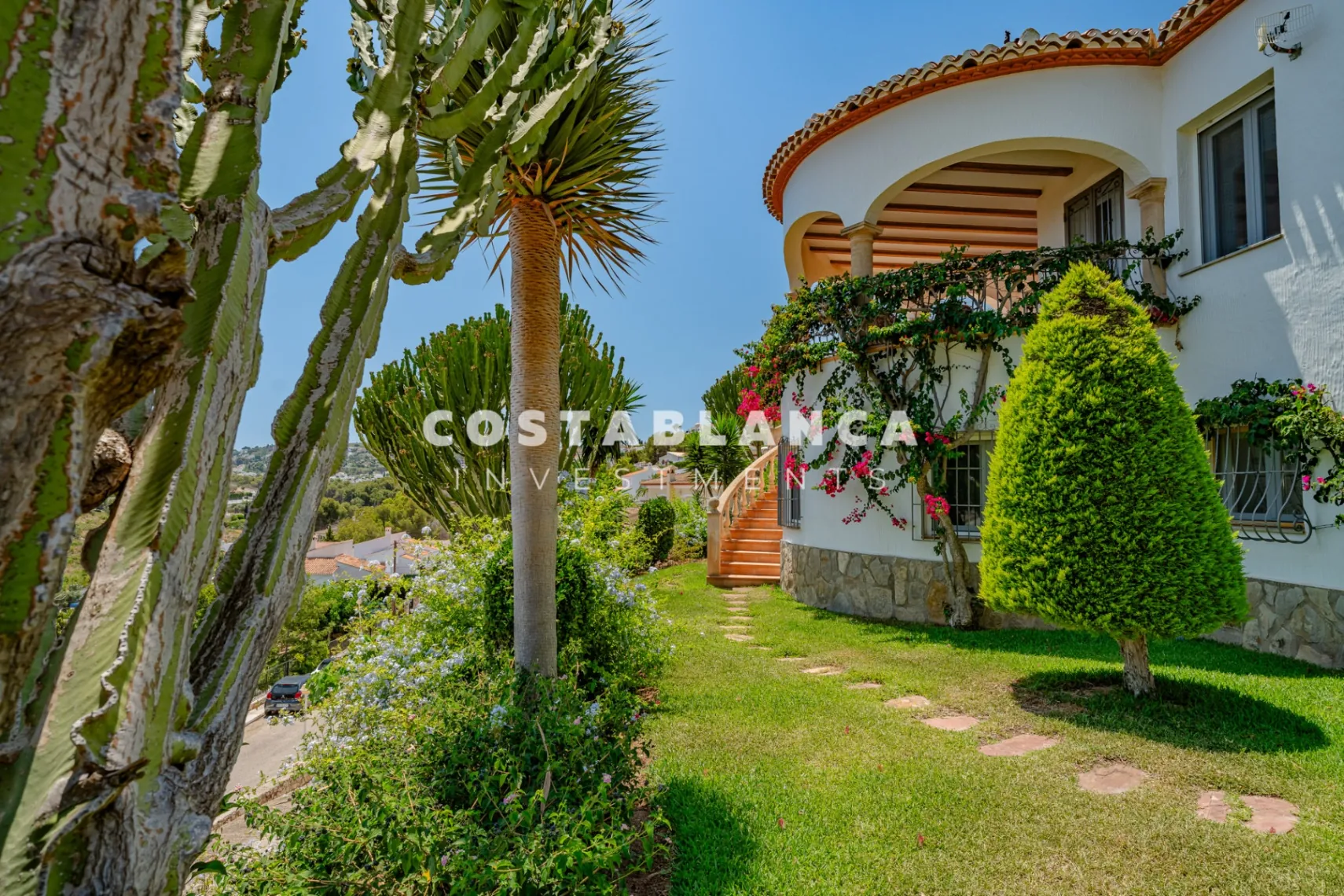 Luxury double plot with uninterrupted views of the green area and the sea for sale in Jávea.
