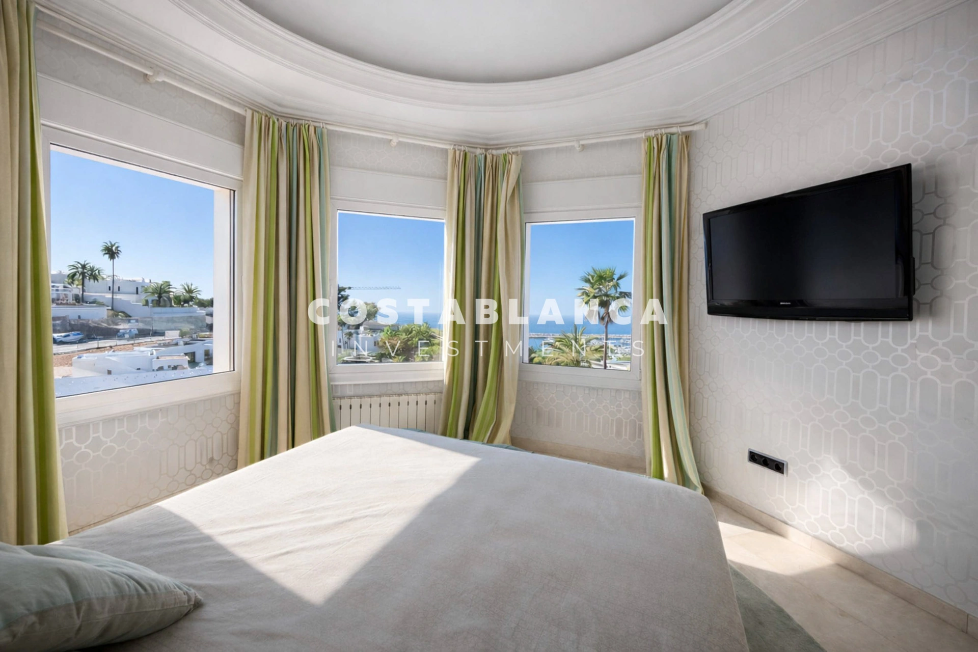 Vila mediteraneană cu vedere la mare și vedere la marină de vânzare în Moraira.