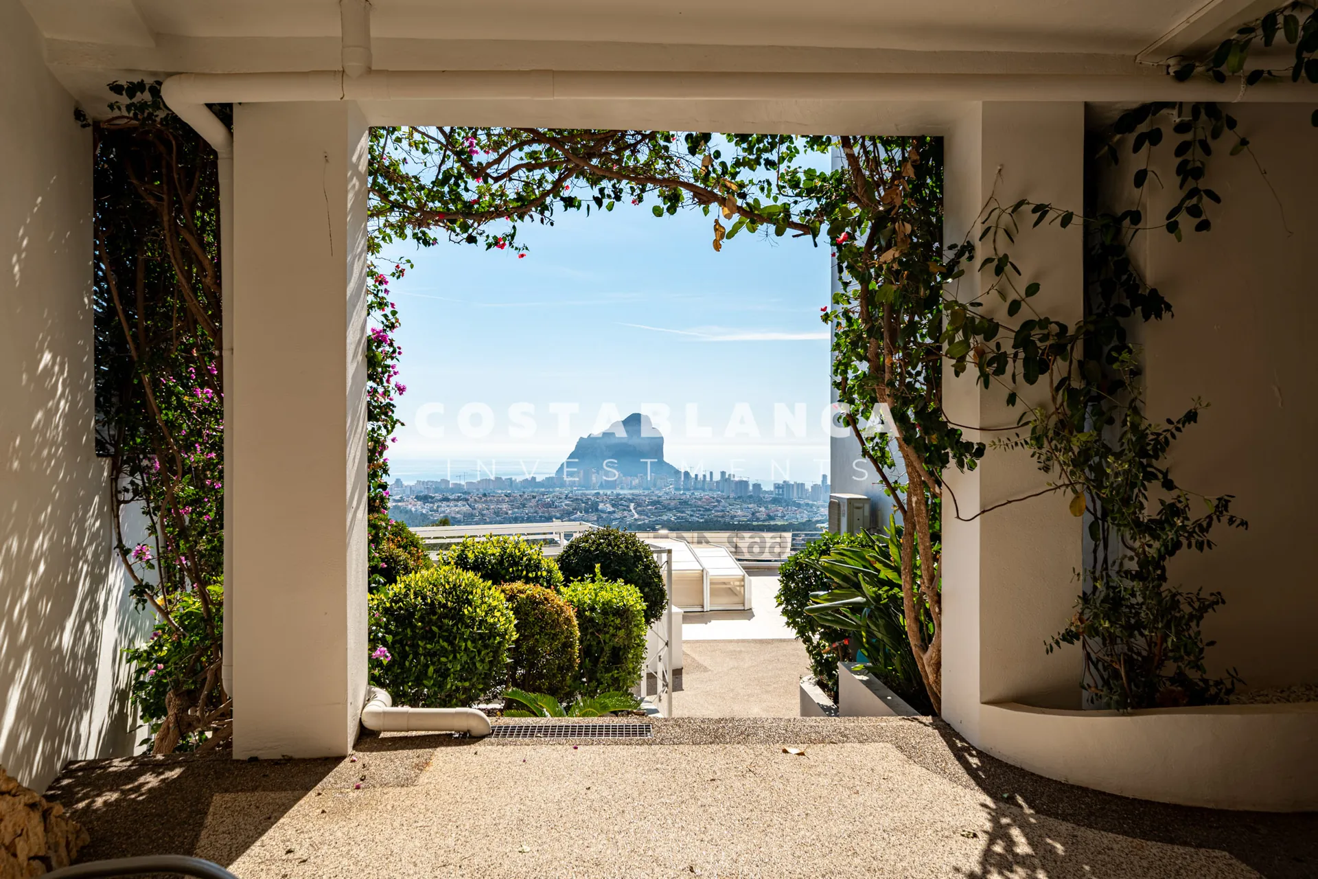 Vilă impresionantă cu vederi panoramice la mare de vânzare în Calpe.