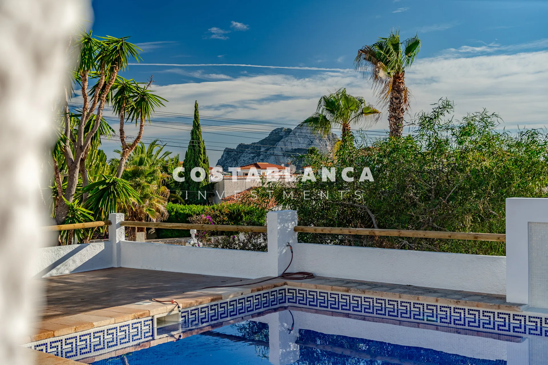 Vila de vis în stil Ibiza, pe o parcelă dublă cu vedere la Peñón de Ifach, de vânzare în Calpe.