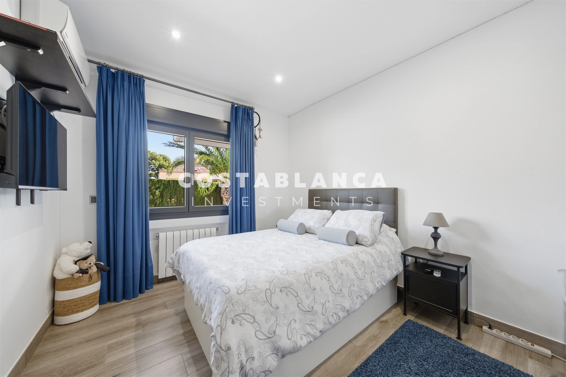 Vilă de lux complet recondiționată cu apartament privat, piscină și vedere la munte, de vânzare în Benidorm.