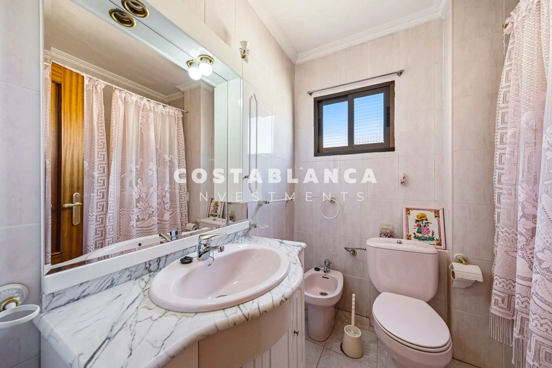 Large family home with pool and summer kitchen for sale in La Nucía.