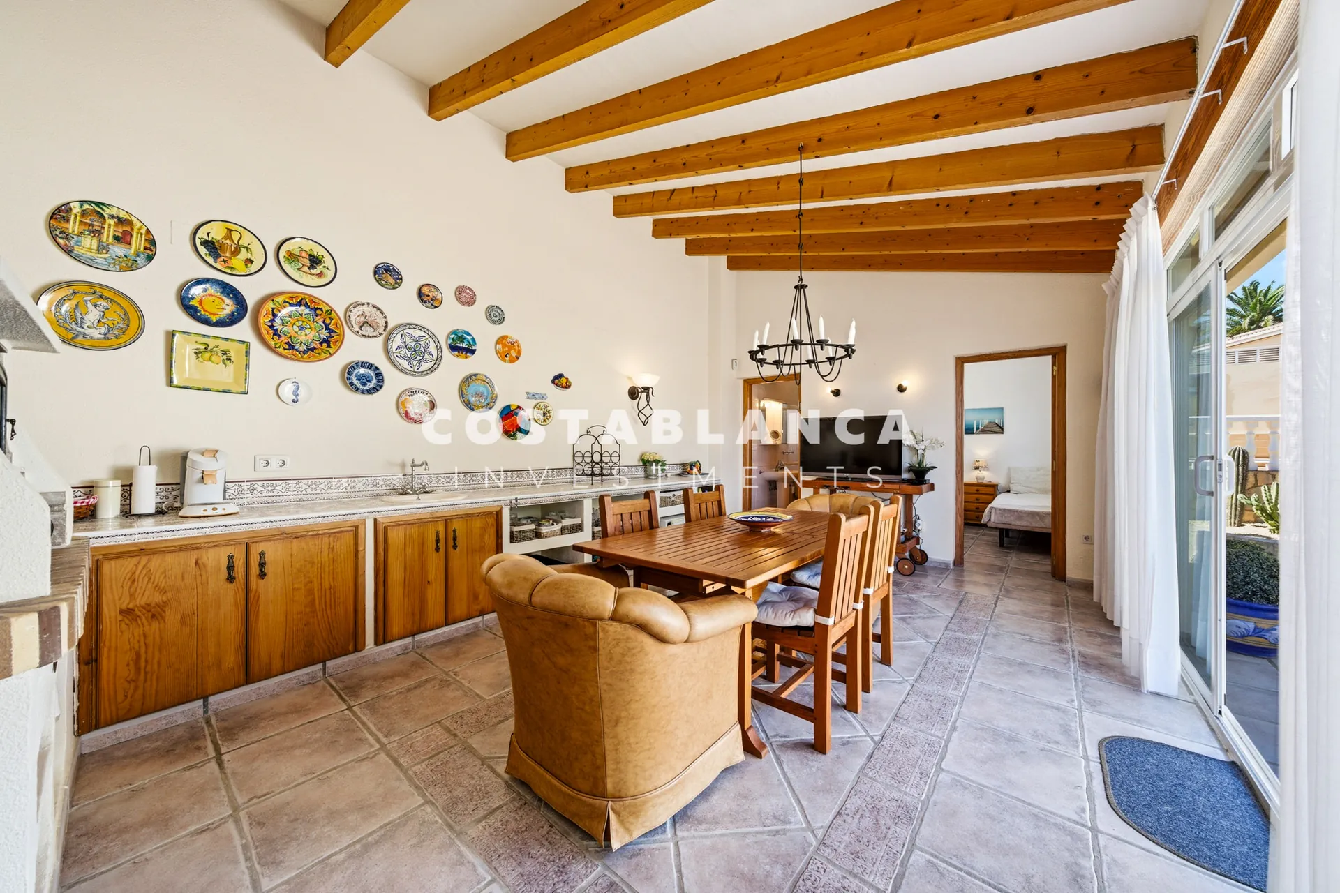 Charming villa with independent guest apartment and pool for sale in La Nucía.