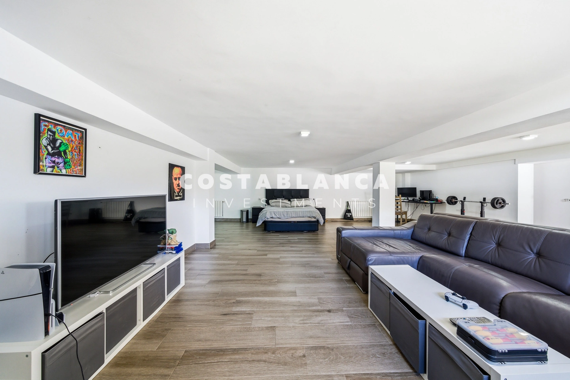 Vilă de lux complet recondiționată cu apartament privat, piscină și vedere la munte, de vânzare în Benidorm.