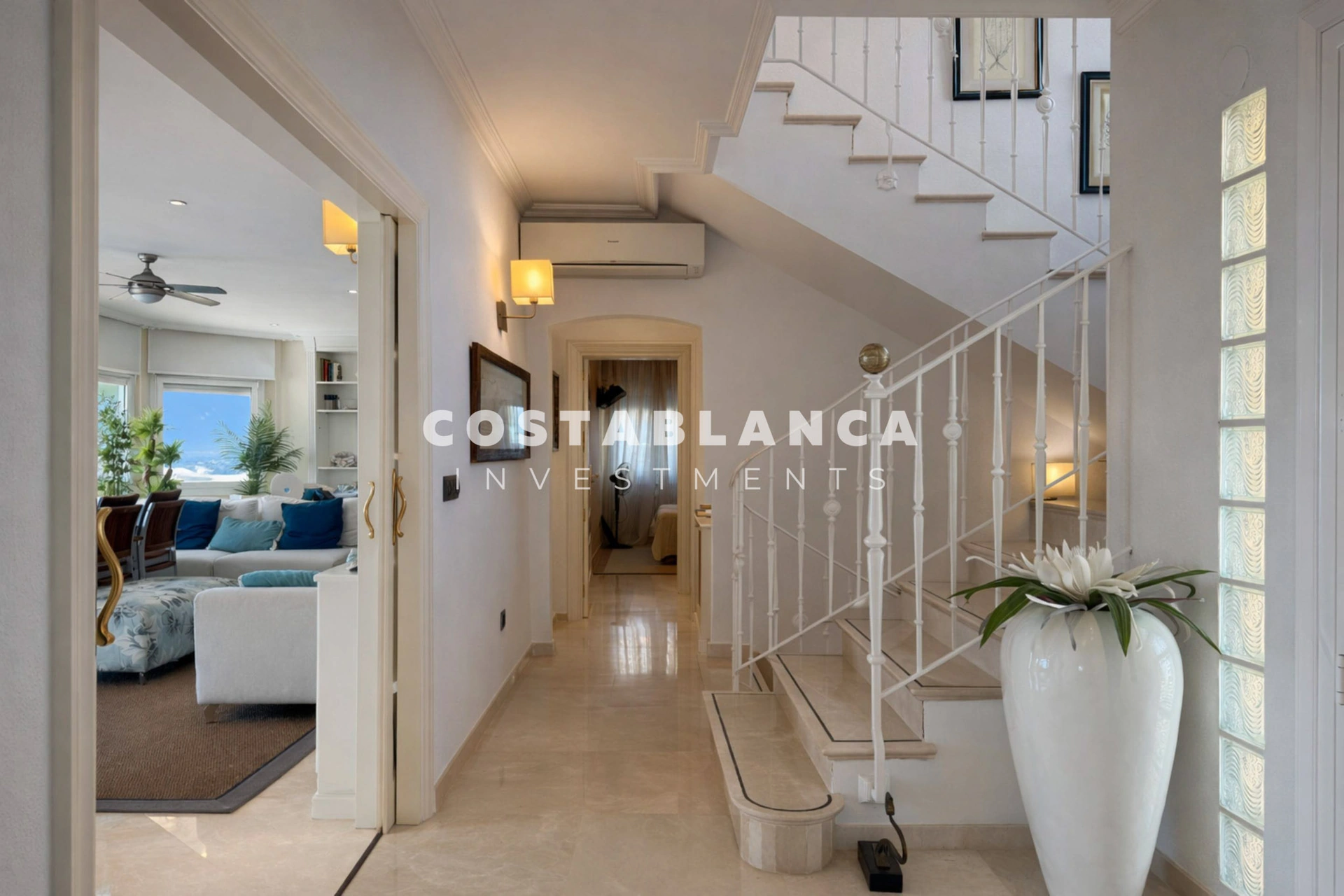 Vila mediteraneană cu vedere la mare și vedere la marină de vânzare în Moraira.