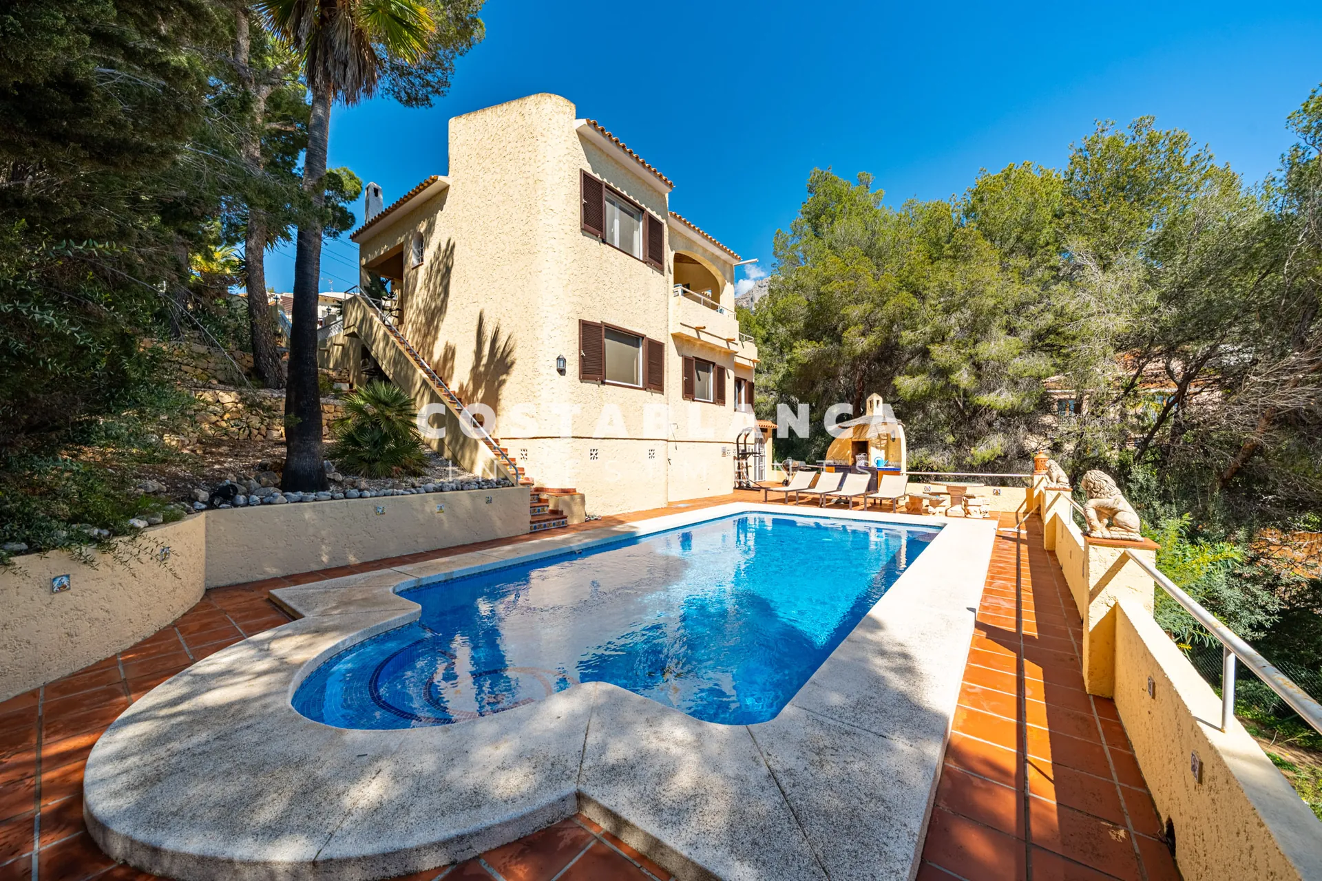 Vila privată cu vedere la mare pe o parcelă de 2.120 m2 de vânzare în Altea.