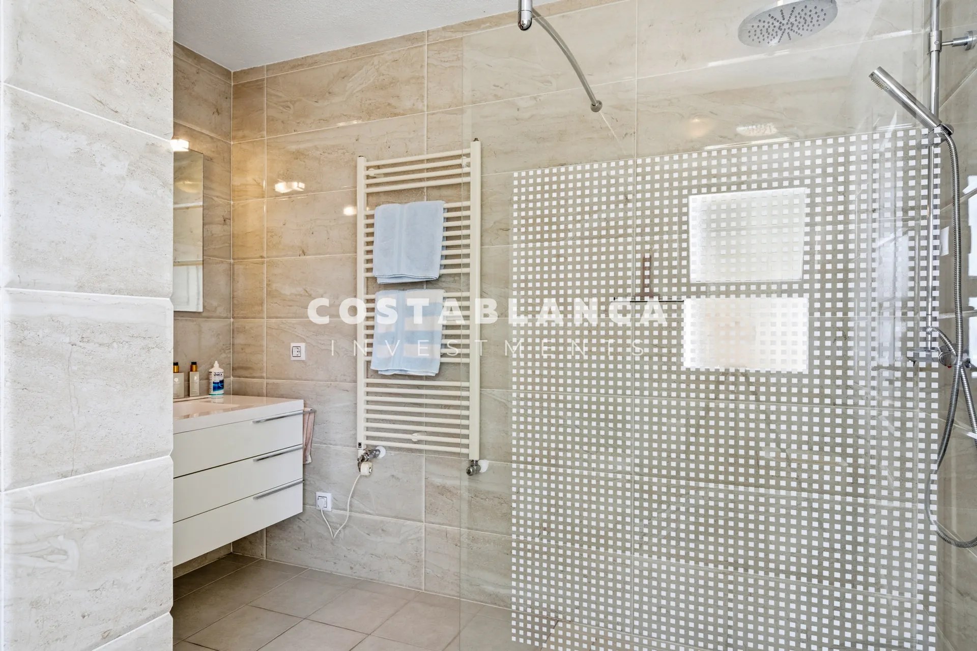 Charming villa with independent guest apartment and pool for sale in La Nucía.