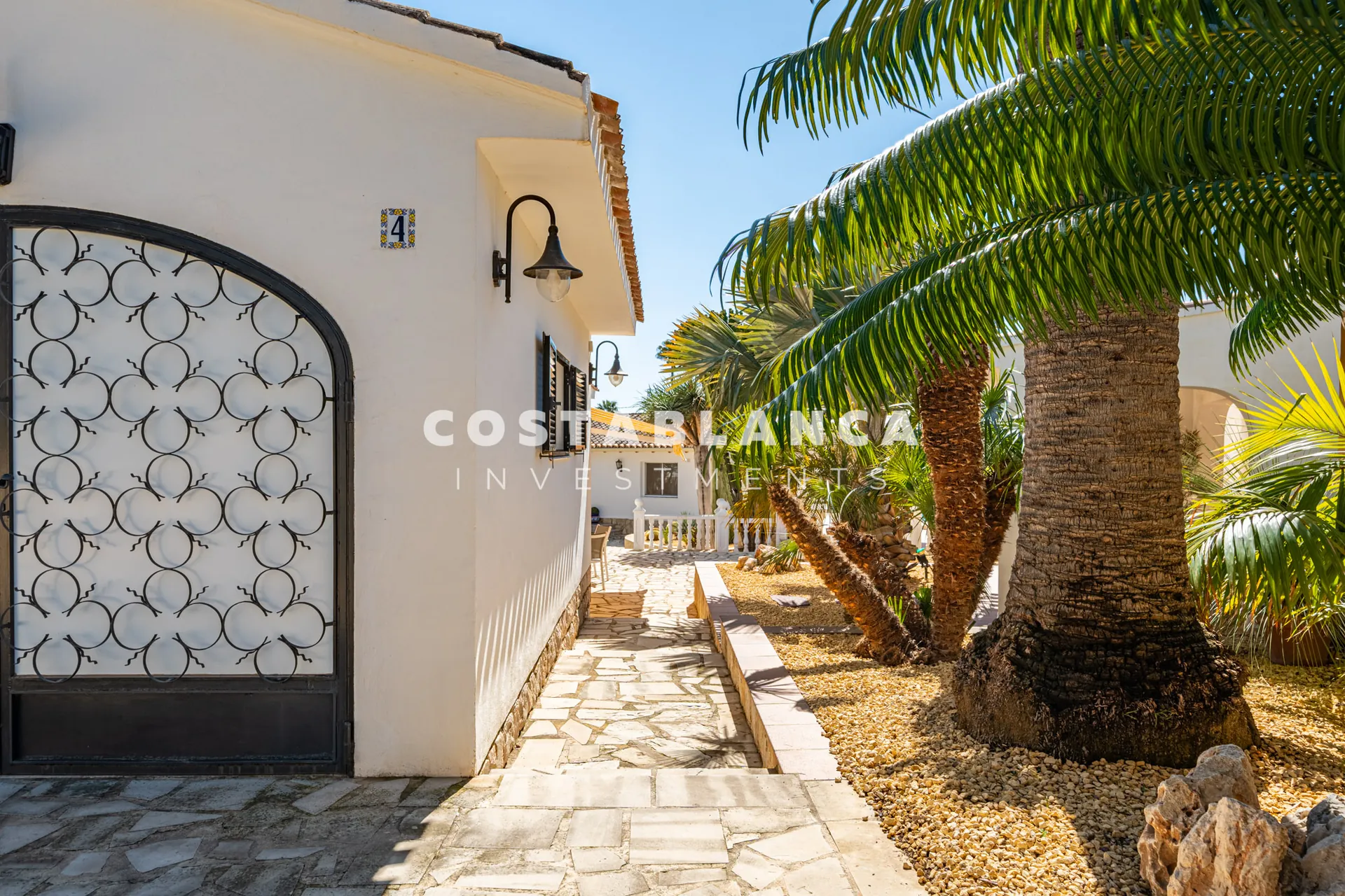 Charming villa with independent guest apartment and pool for sale in La Nucía.