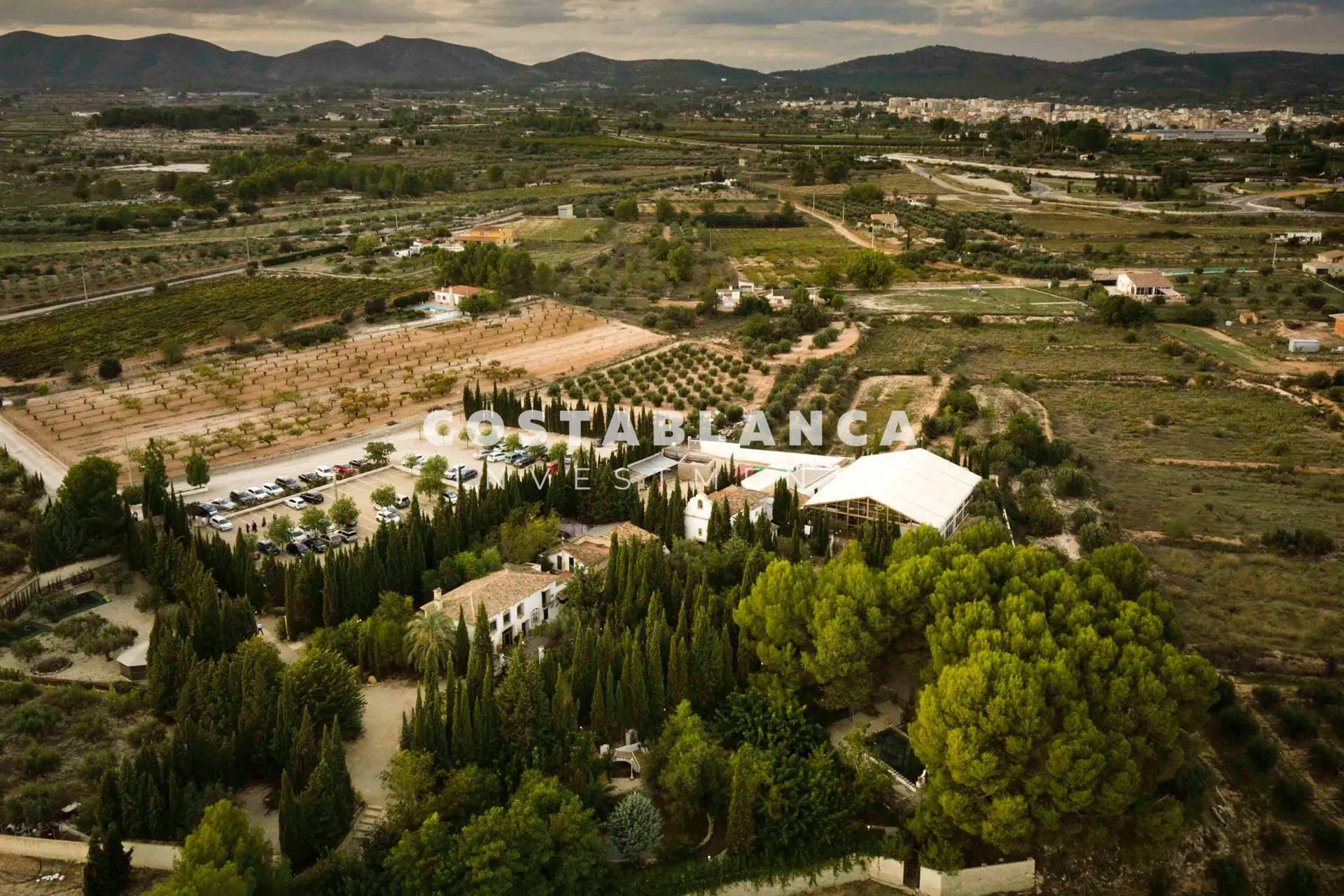 Historic property with event business and 21,700 m² of land.