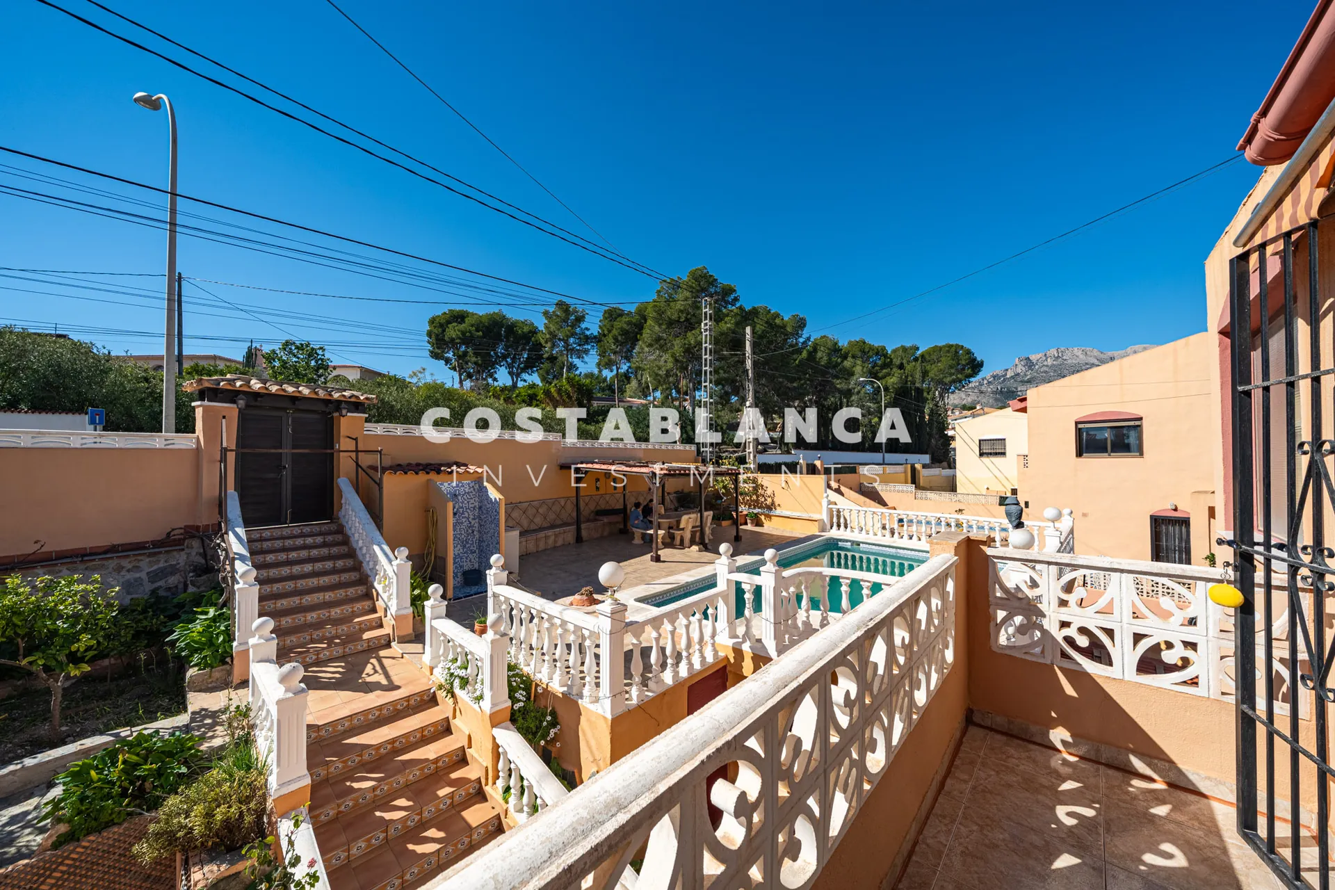 Large family home with pool and summer kitchen for sale in La Nucía.