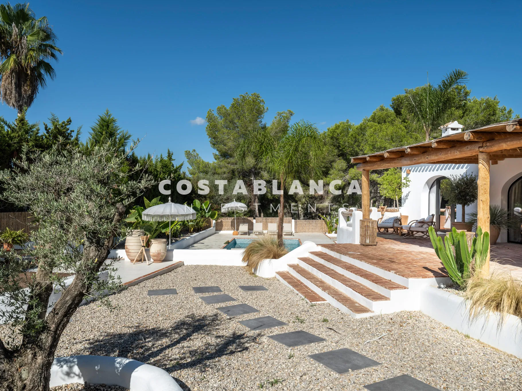 Luxury villa inspired by Ibiza just minutes from Arenal beach in Jávea.