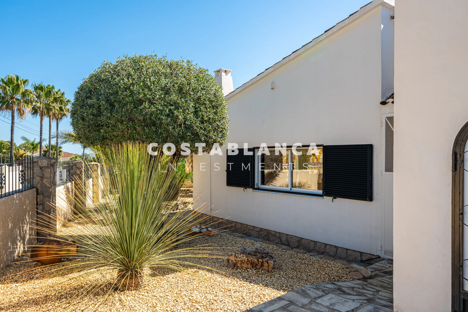 Charming villa with independent guest apartment and pool for sale in La Nucía.