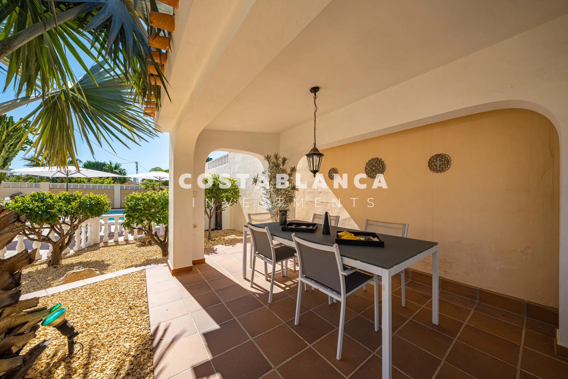 Charming villa with independent guest apartment and pool for sale in La Nucía.