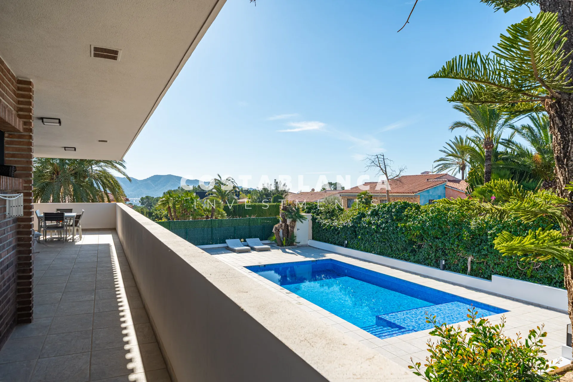 Vilă de lux complet recondiționată cu apartament privat, piscină și vedere la munte, de vânzare în Benidorm.