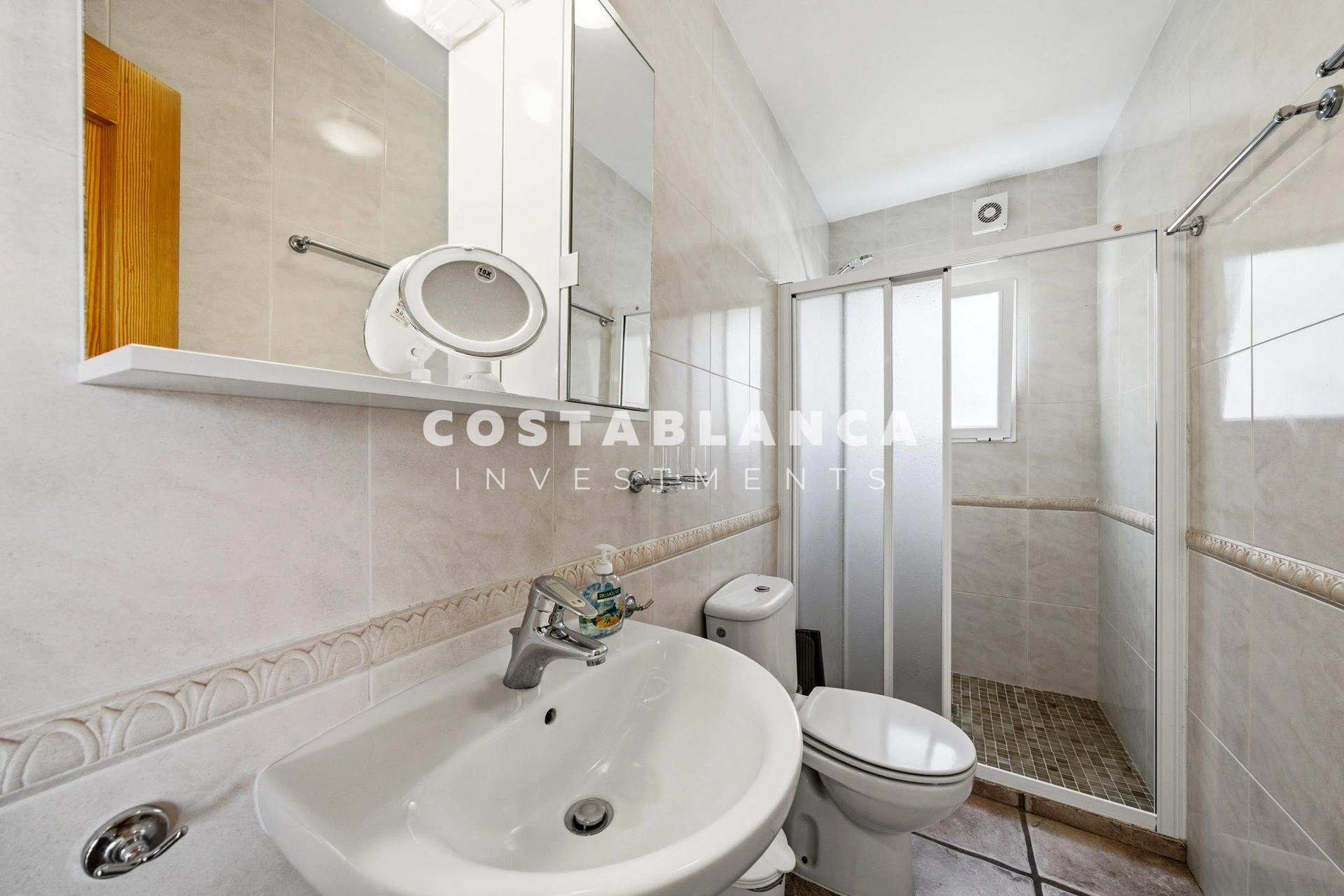 Charming villa with independent guest apartment and pool for sale in La Nucía.