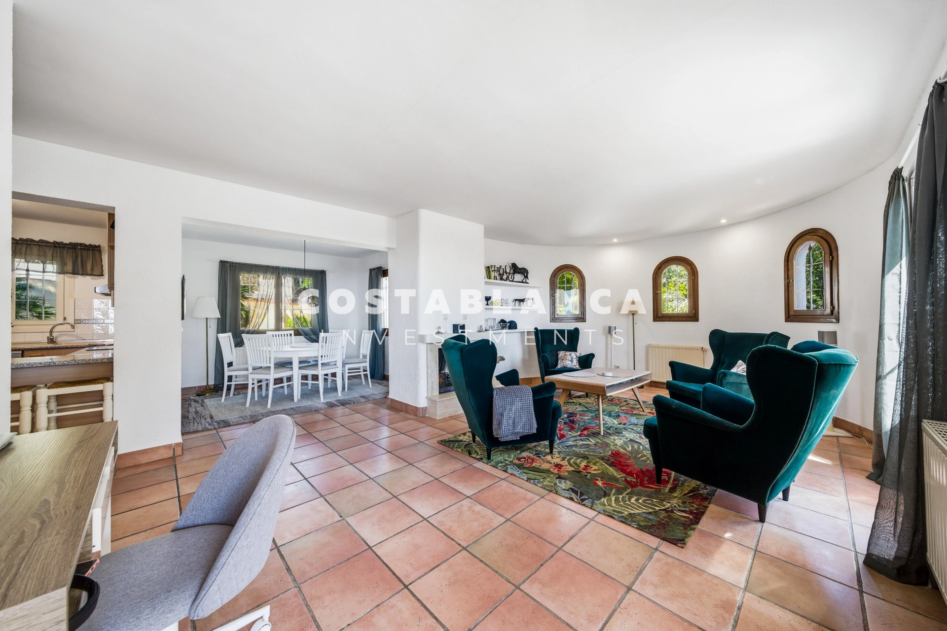 Vila privată cu vedere la mare pe o parcelă de 2.120 m2 de vânzare în Altea.