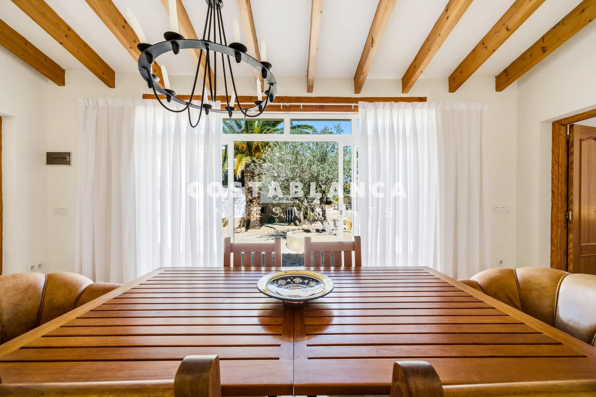 Charming villa with independent guest apartment and pool for sale in La Nucía.