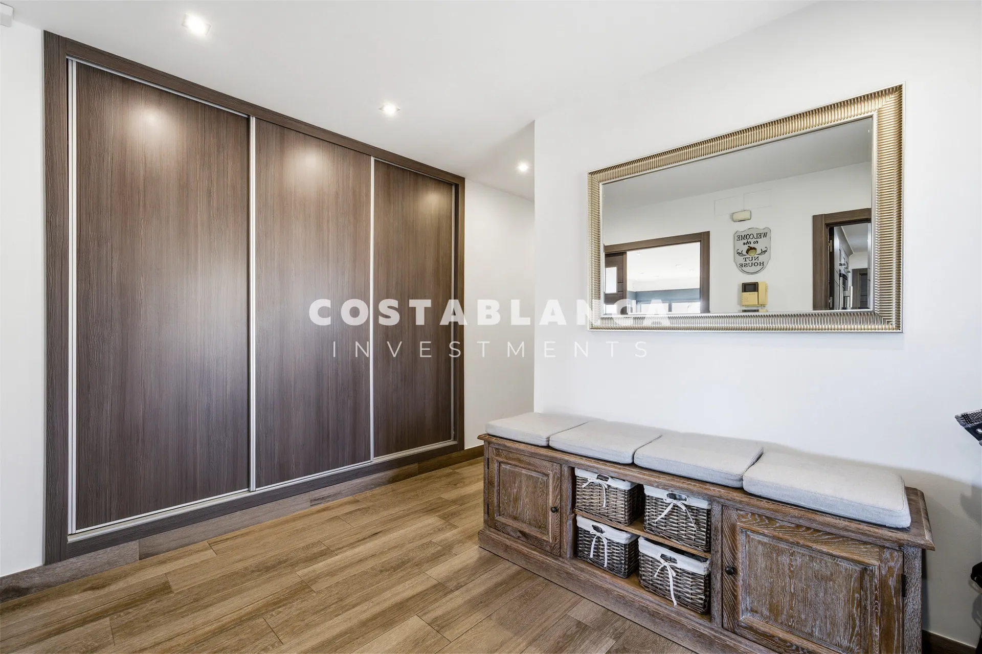 Vilă de lux complet recondiționată cu apartament privat, piscină și vedere la munte, de vânzare în Benidorm.