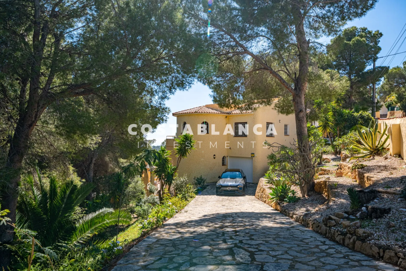 Vila privată cu vedere la mare pe o parcelă de 2.120 m2 de vânzare în Altea.
