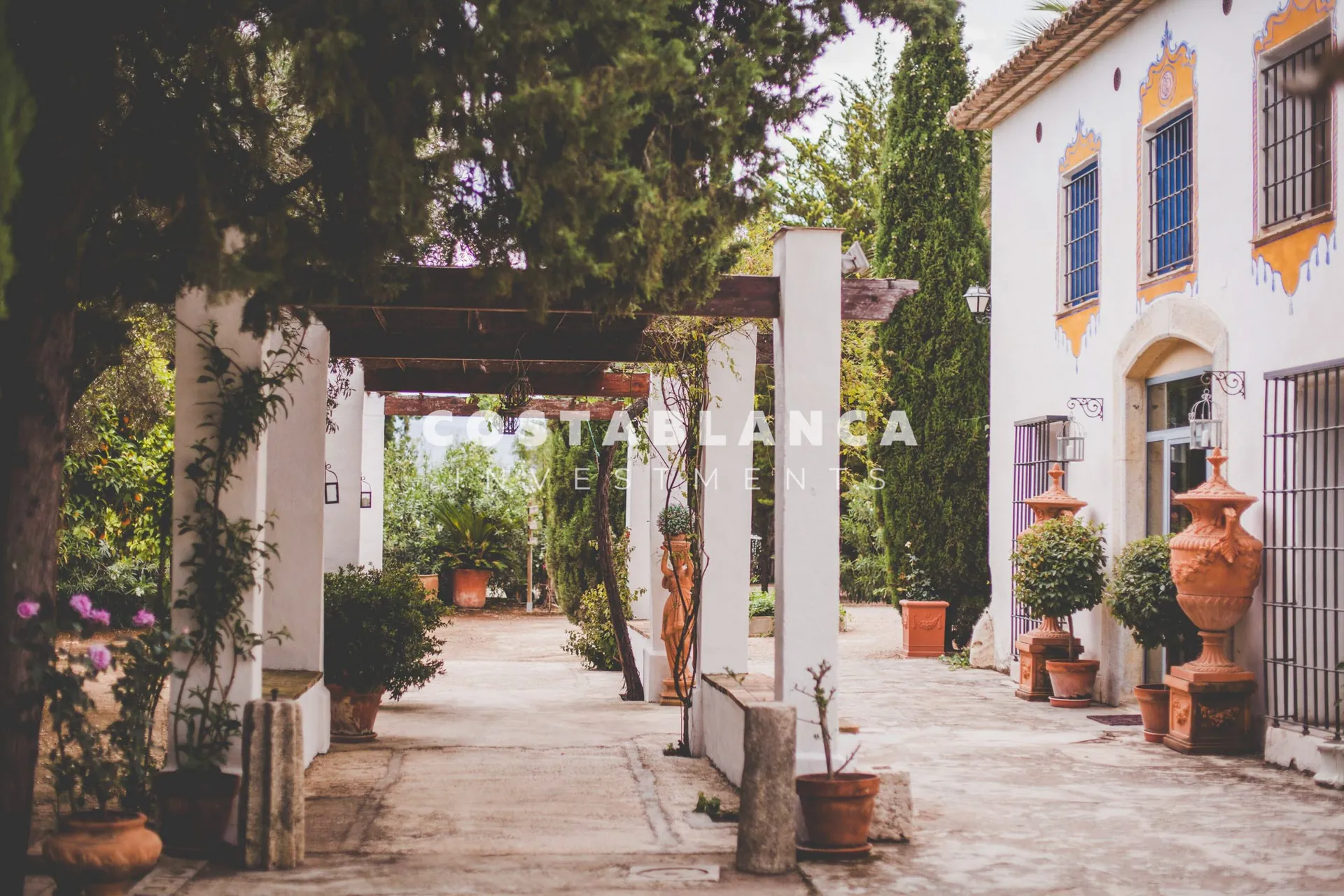 Historic property with event business and 21,700 m² of land.