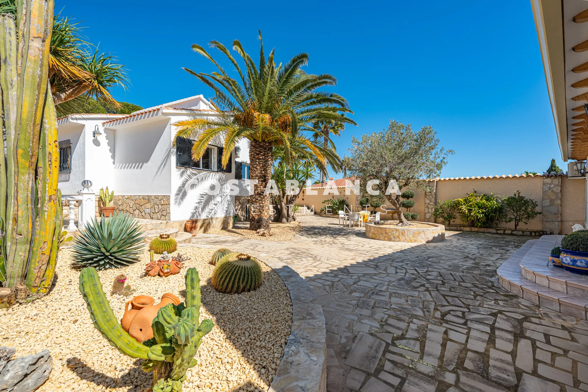 Charming villa with independent guest apartment and pool for sale in La Nucía.