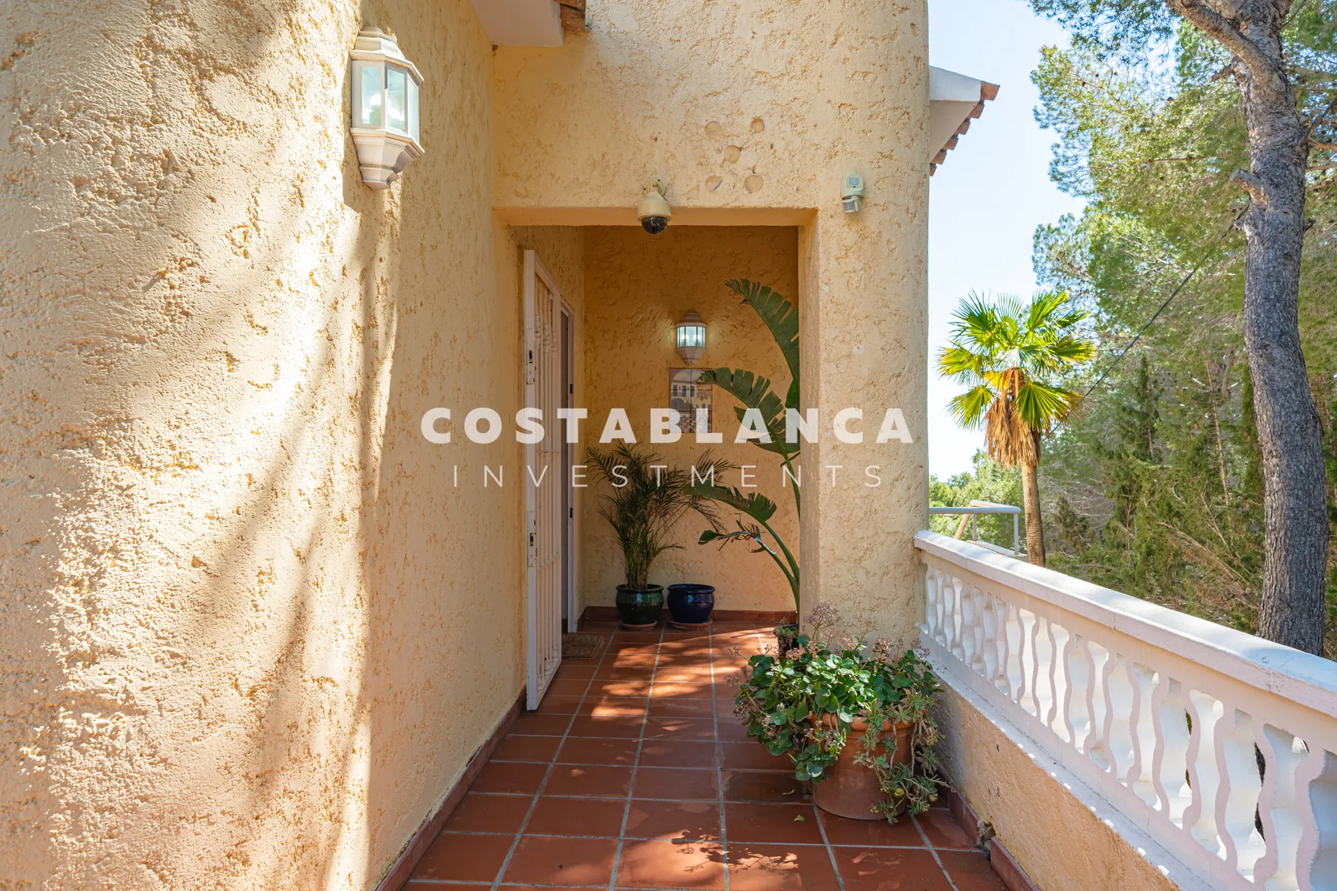 Vila privată cu vedere la mare pe o parcelă de 2.120 m2 de vânzare în Altea.