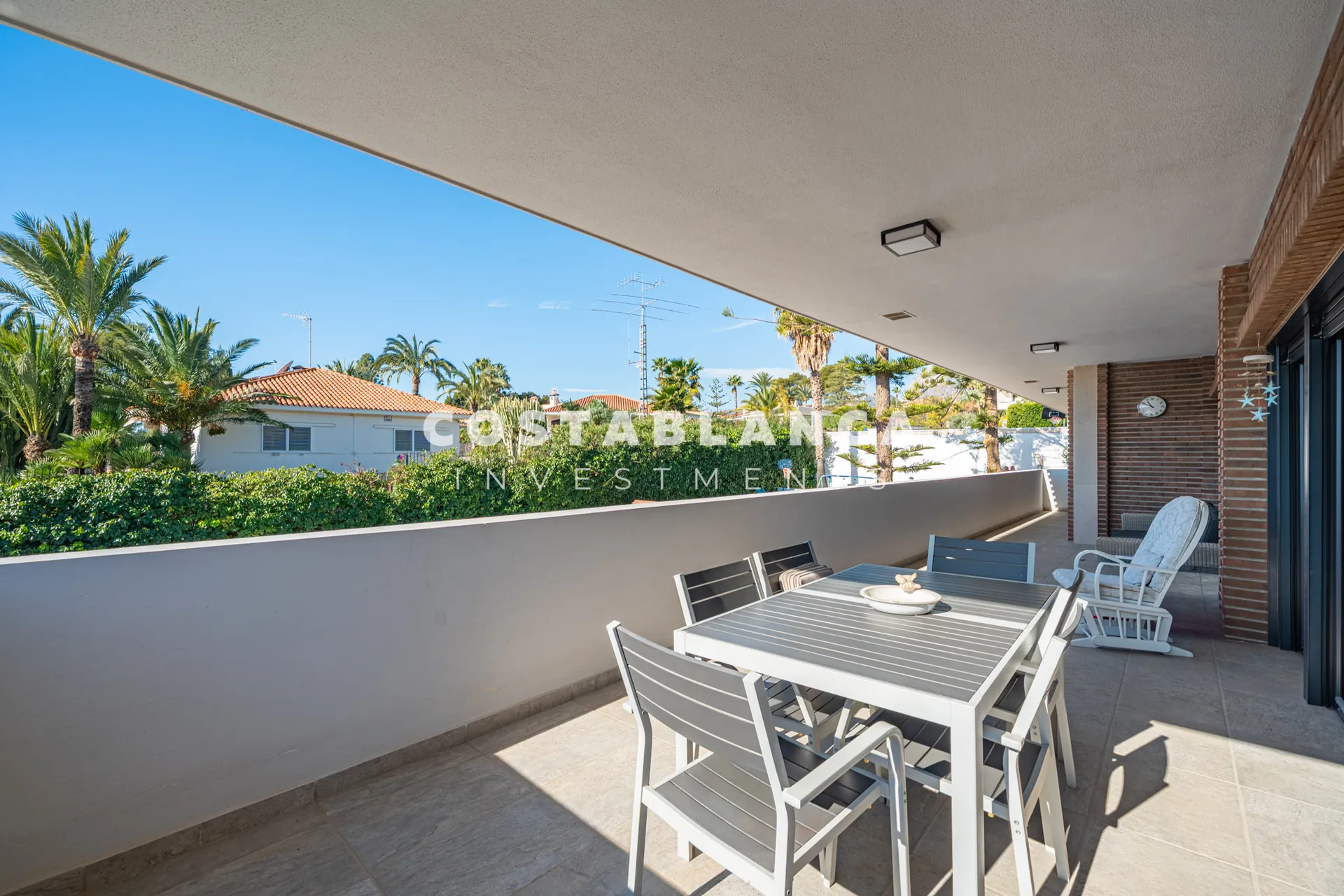 Vilă de lux complet recondiționată cu apartament privat, piscină și vedere la munte, de vânzare în Benidorm.
