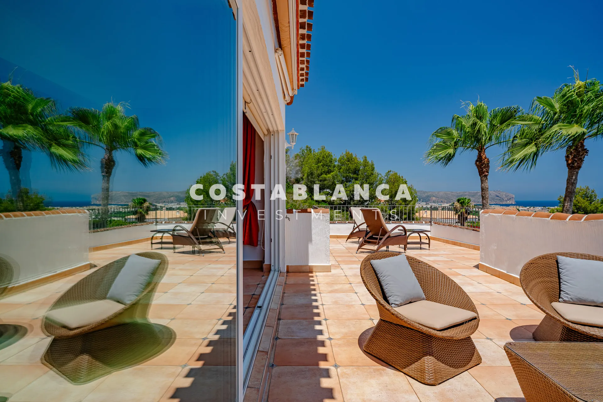 Luxury double plot with uninterrupted views of the green area and the sea for sale in Jávea.