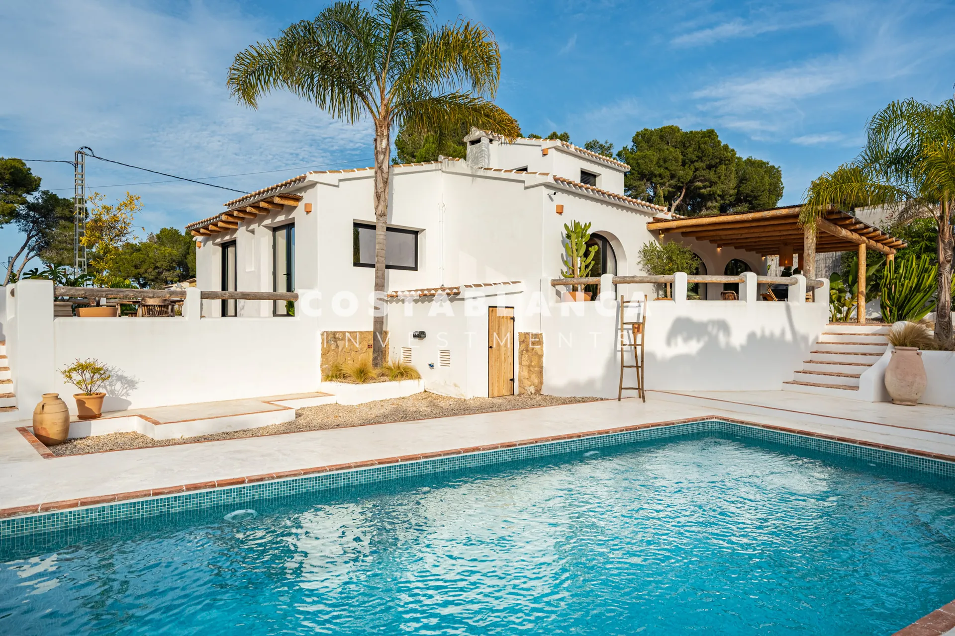 Luxury villa inspired by Ibiza just minutes from Arenal beach in Jávea.