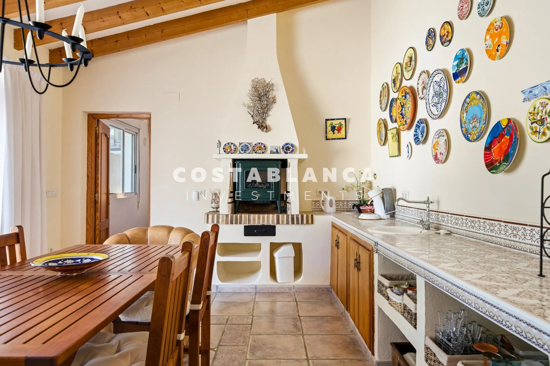 Charming villa with independent guest apartment and pool for sale in La Nucía.