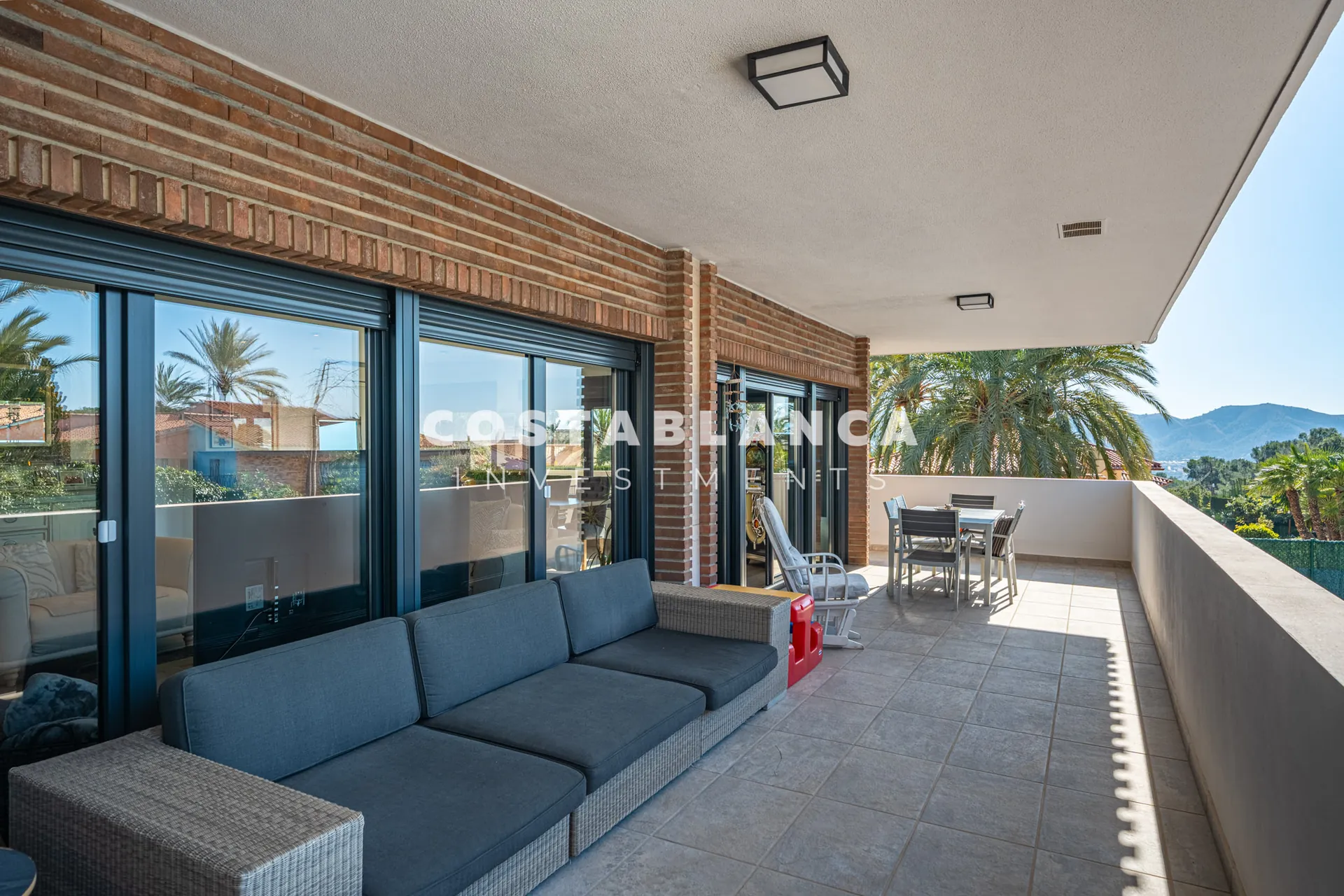 Vilă de lux complet recondiționată cu apartament privat, piscină și vedere la munte, de vânzare în Benidorm.