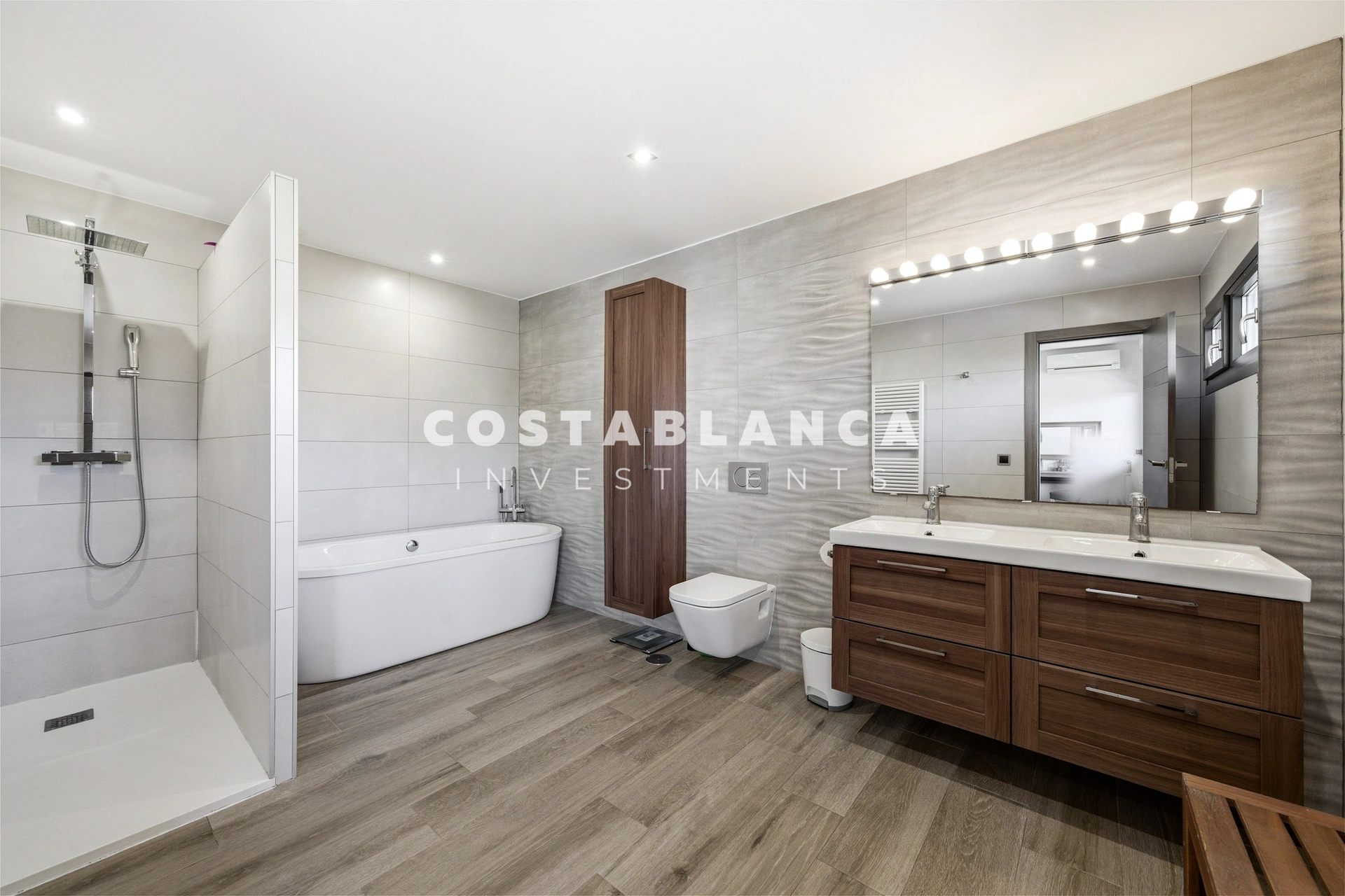 Vilă de lux complet recondiționată cu apartament privat, piscină și vedere la munte, de vânzare în Benidorm.