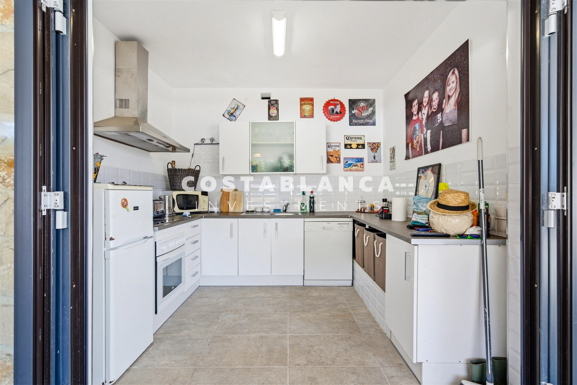 Vilă de lux complet recondiționată cu apartament privat, piscină și vedere la munte, de vânzare în Benidorm.