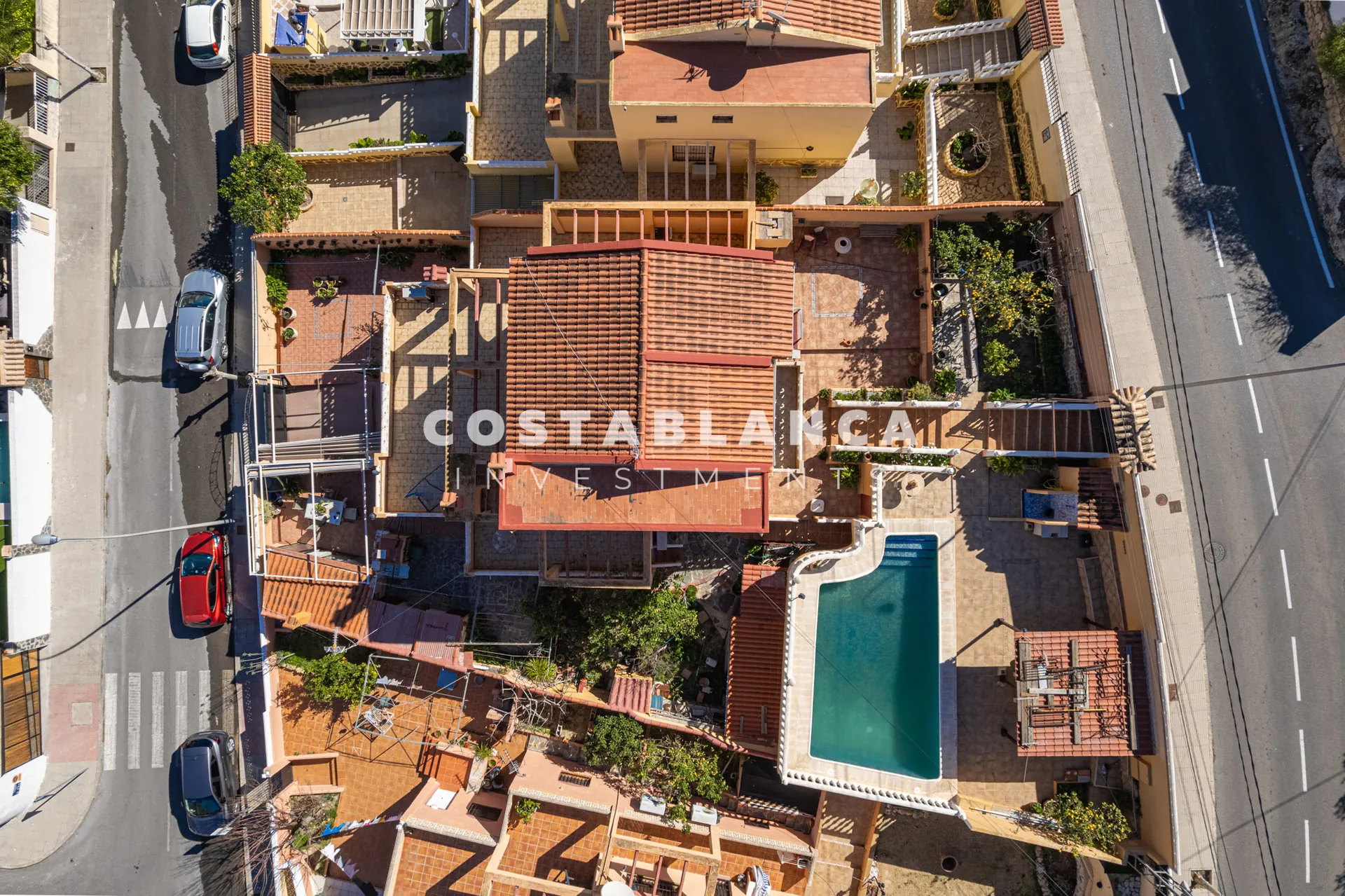 Large family home with pool and summer kitchen for sale in La Nucía.