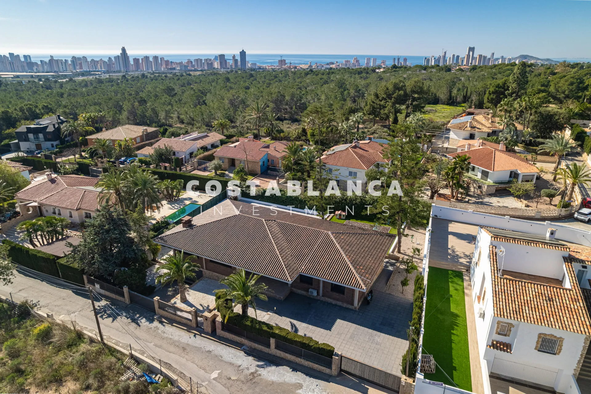 Vilă de lux complet recondiționată cu apartament privat, piscină și vedere la munte, de vânzare în Benidorm.