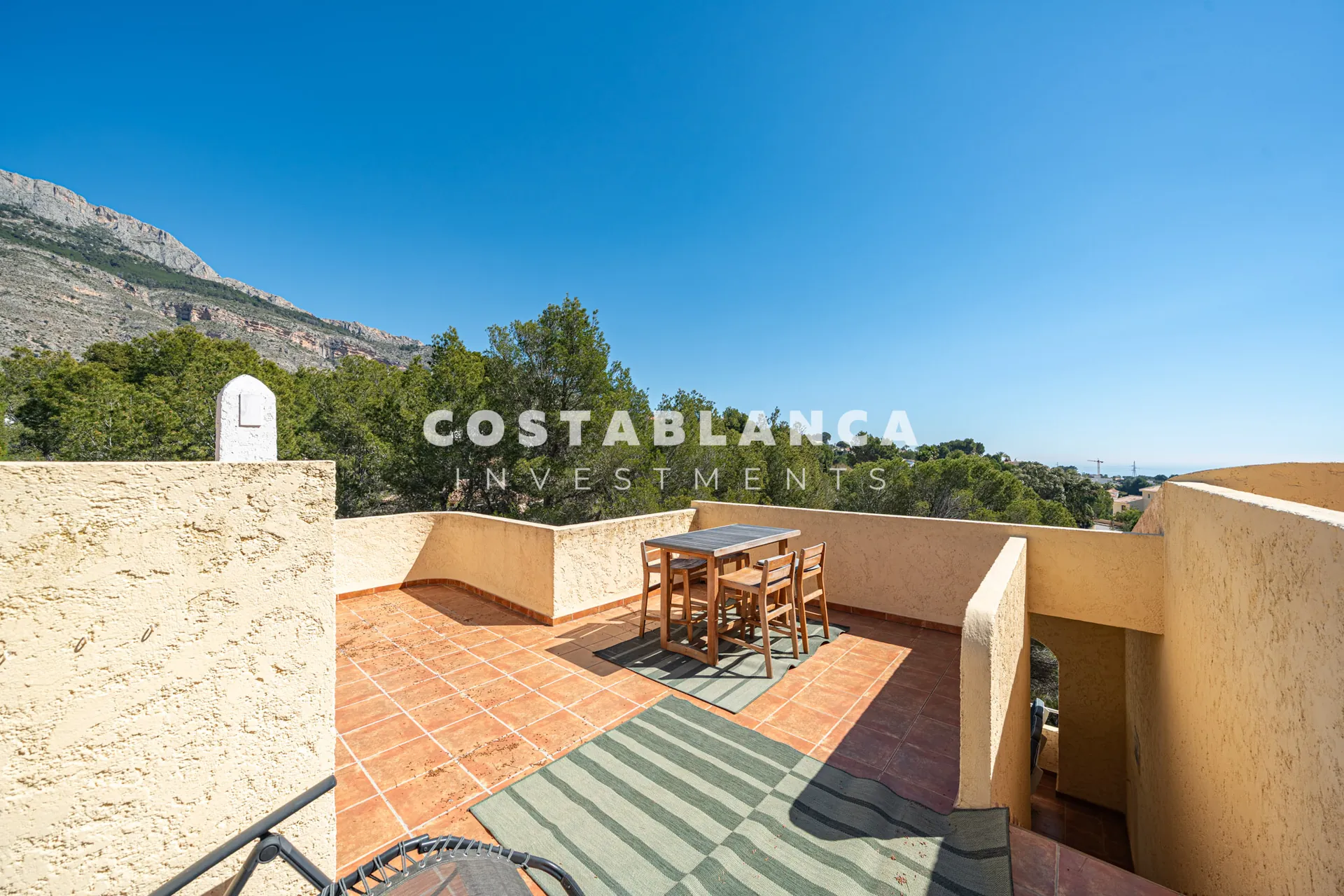 Vila privată cu vedere la mare pe o parcelă de 2.120 m2 de vânzare în Altea.