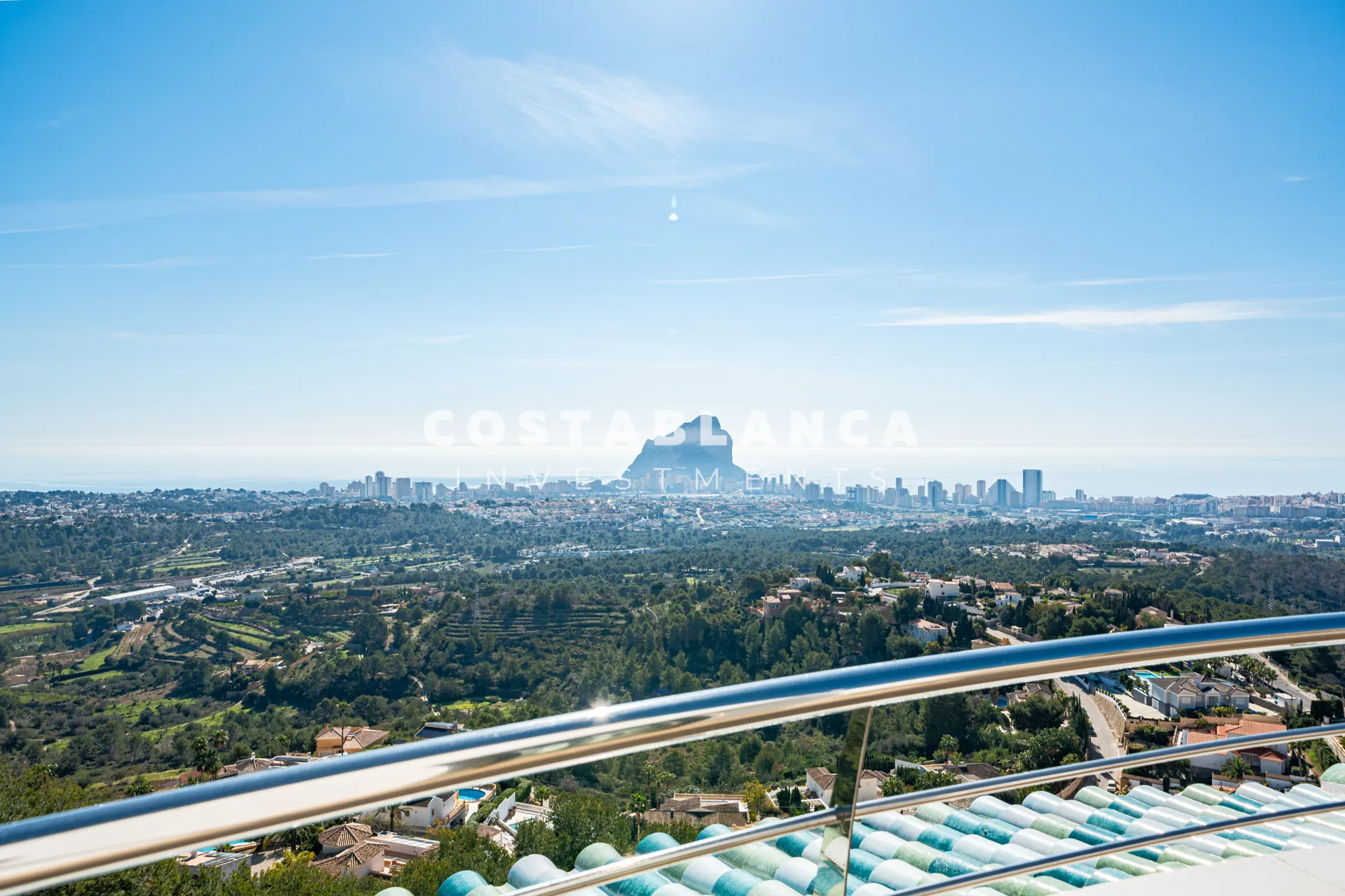 Vilă impresionantă cu vederi panoramice la mare de vânzare în Calpe.