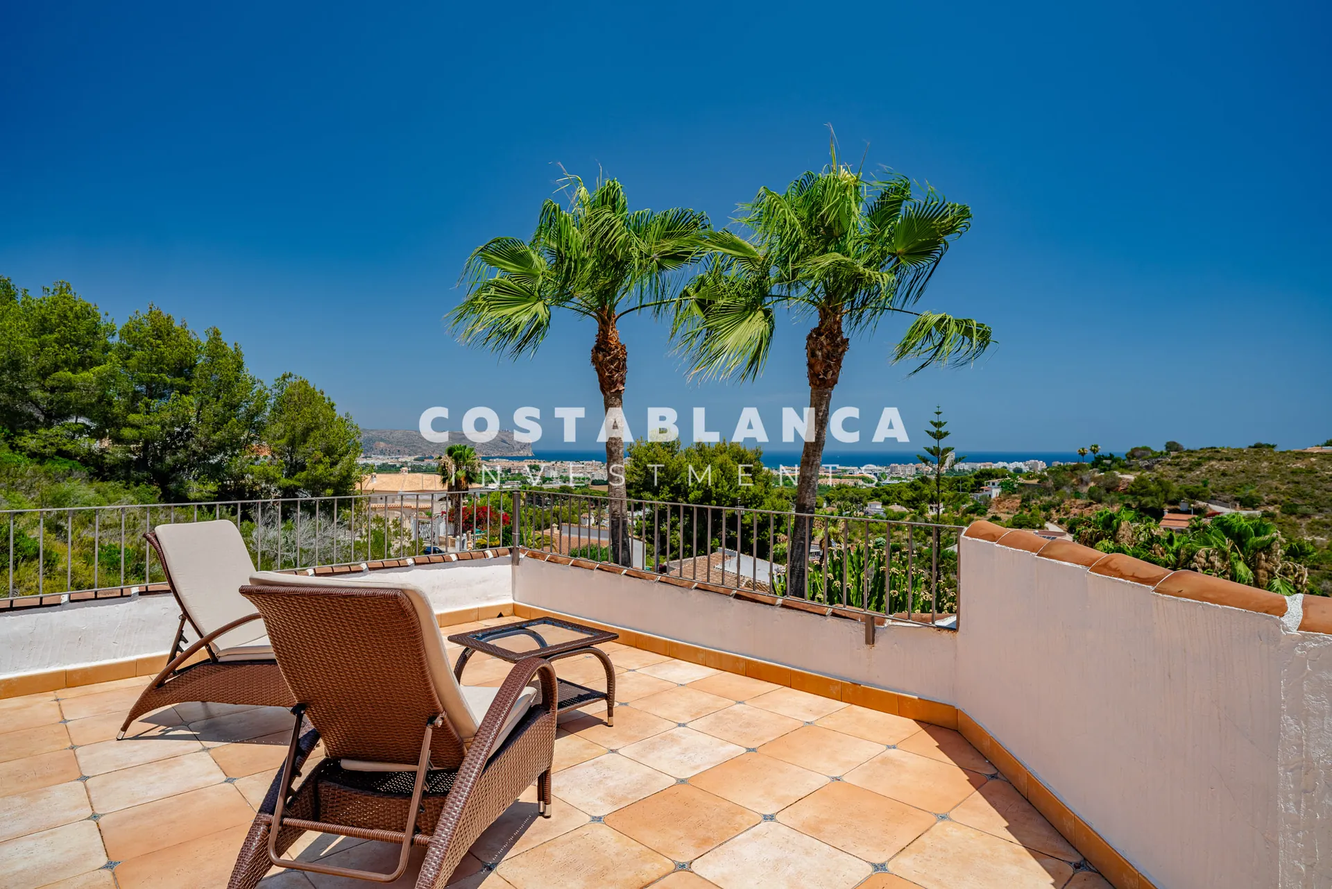 Luxury double plot with uninterrupted views of the green area and the sea for sale in Jávea.