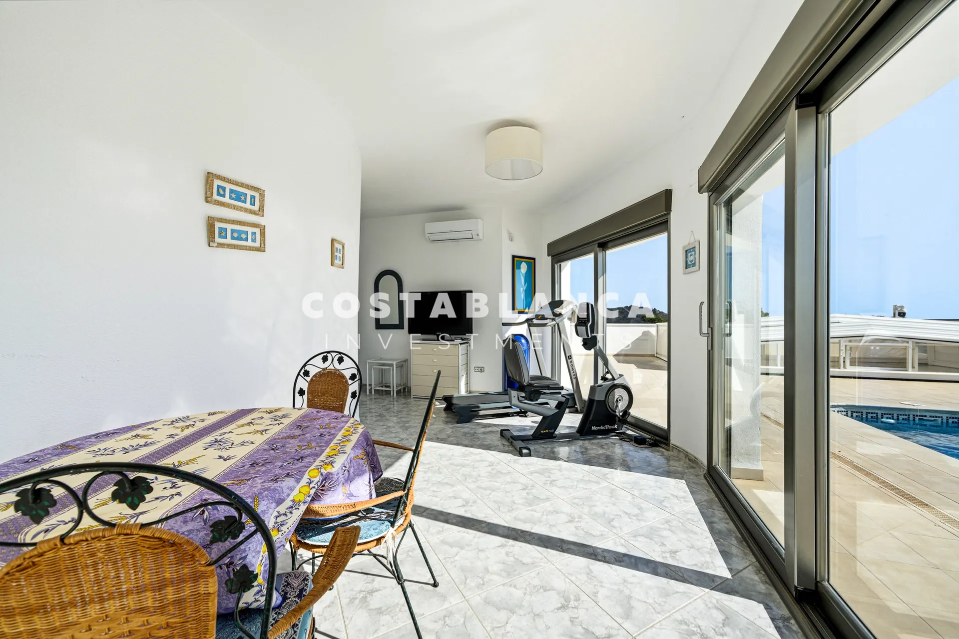 Vilă impresionantă cu vederi panoramice la mare de vânzare în Calpe.