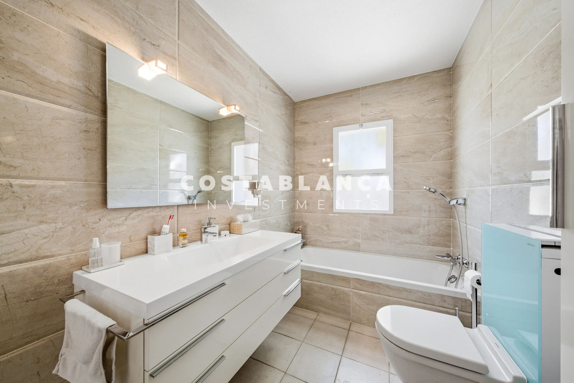 Charming villa with independent guest apartment and pool for sale in La Nucía.