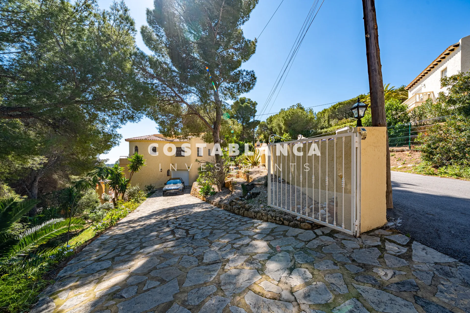 Vila privată cu vedere la mare pe o parcelă de 2.120 m2 de vânzare în Altea.