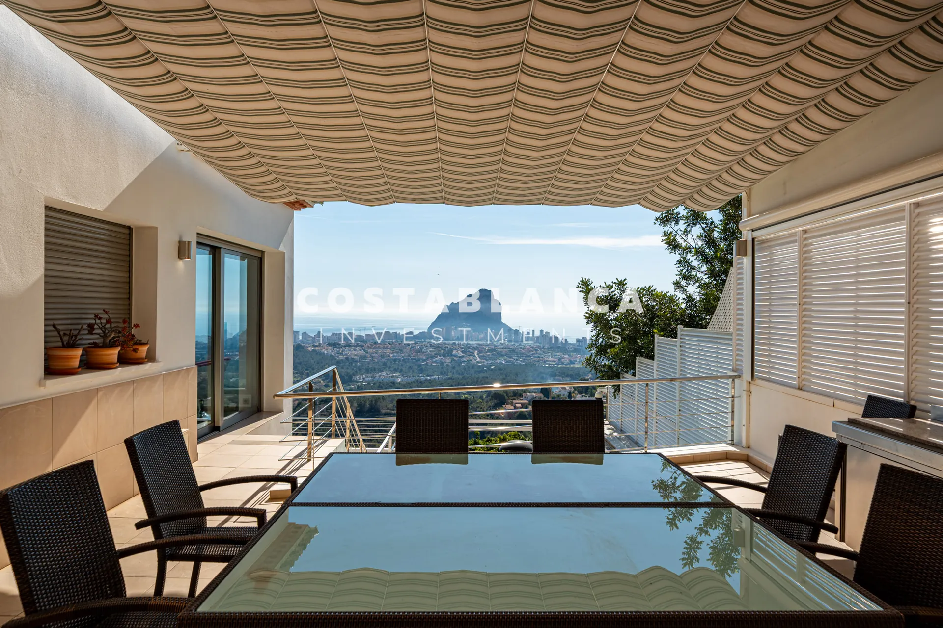 Vilă impresionantă cu vederi panoramice la mare de vânzare în Calpe.