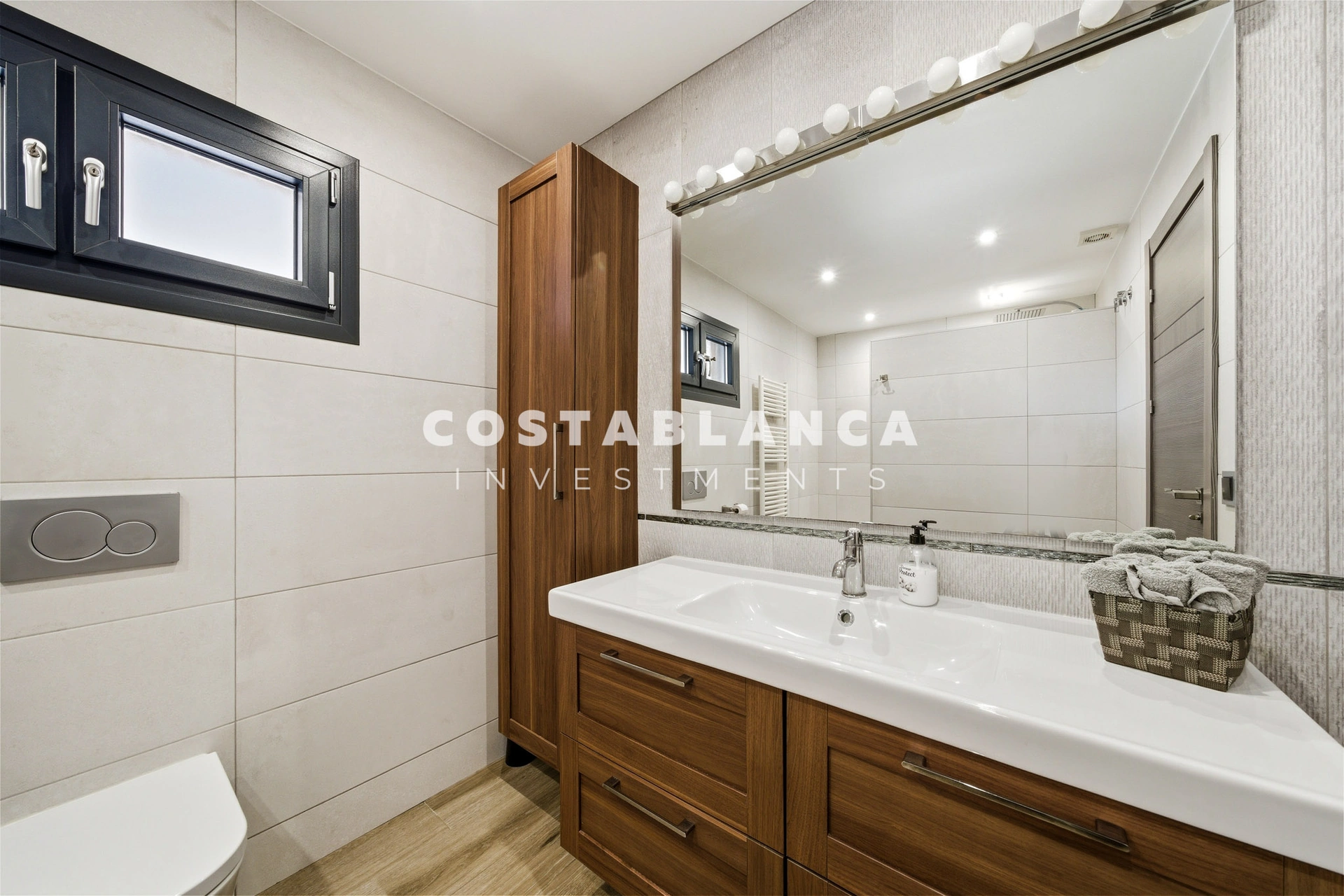Vilă de lux complet recondiționată cu apartament privat, piscină și vedere la munte, de vânzare în Benidorm.