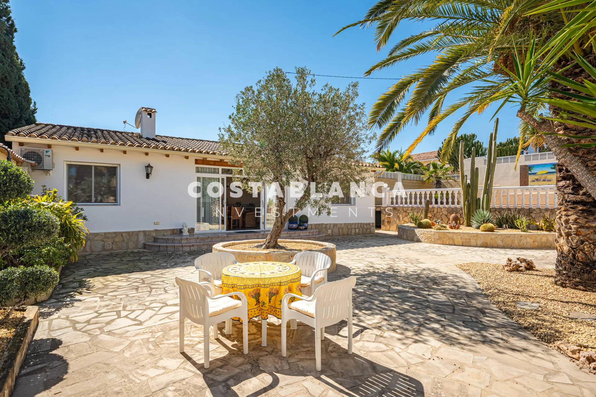 Charming villa with independent guest apartment and pool for sale in La Nucía.
