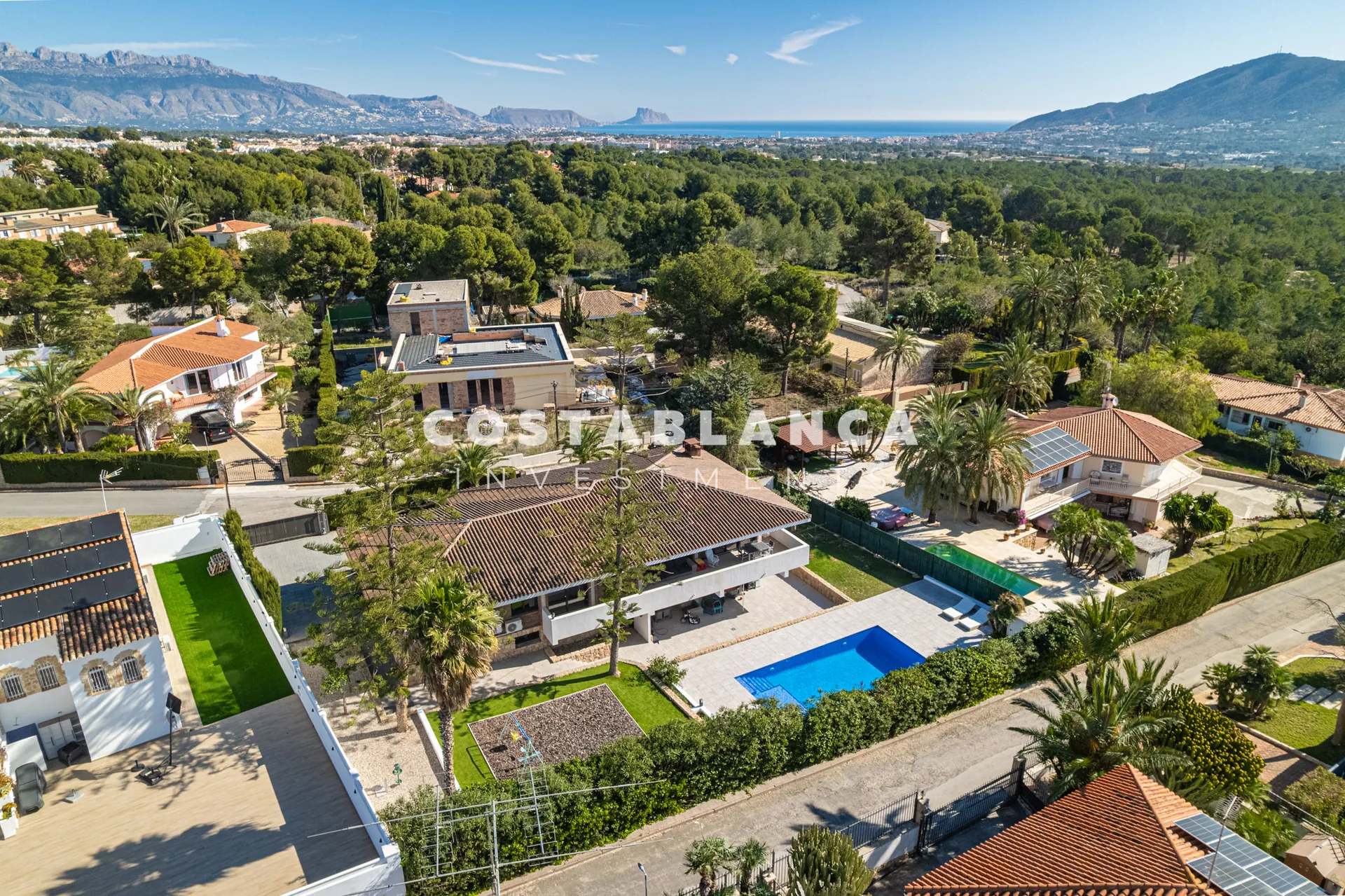 Vilă de lux complet recondiționată cu apartament privat, piscină și vedere la munte, de vânzare în Benidorm.