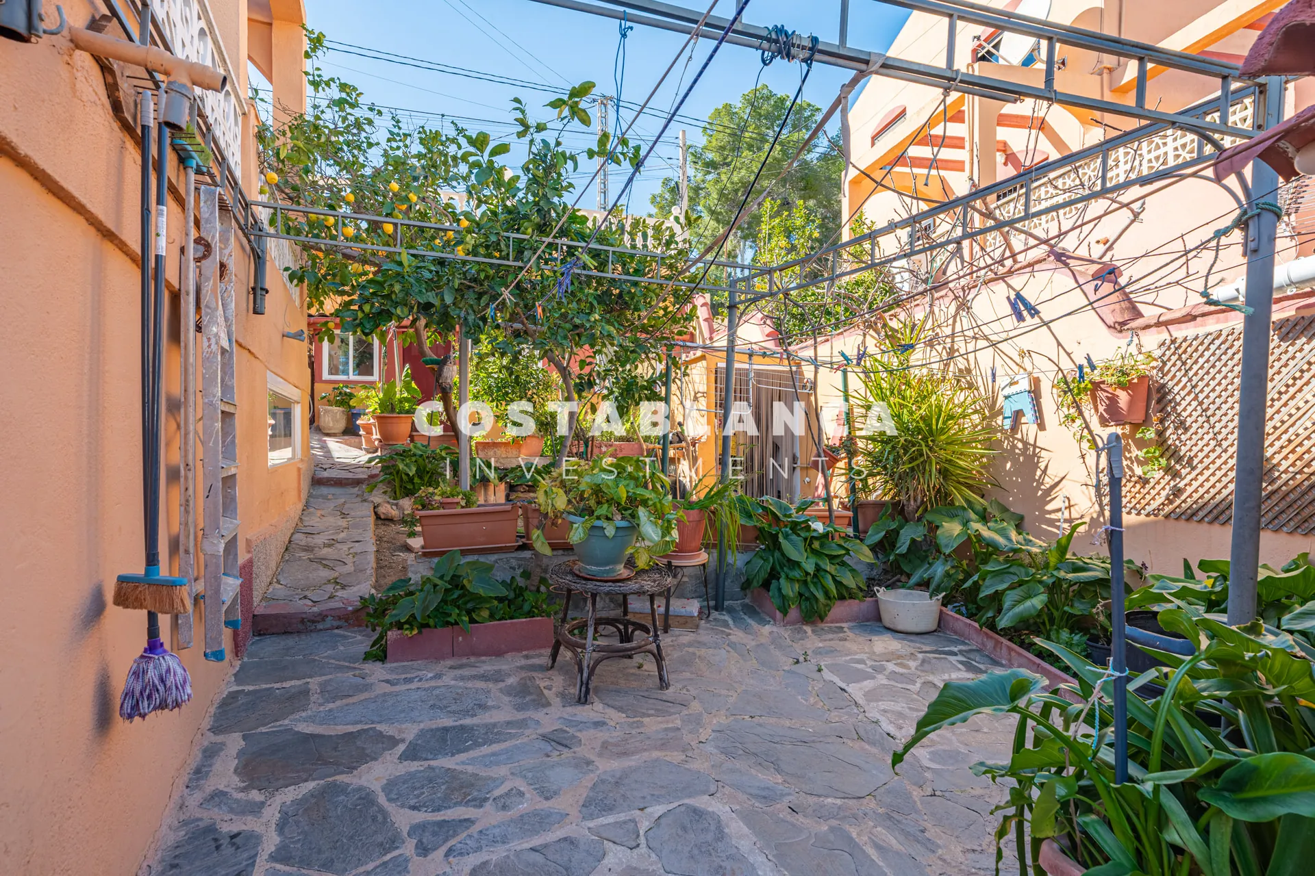 Large family home with pool and summer kitchen for sale in La Nucía.