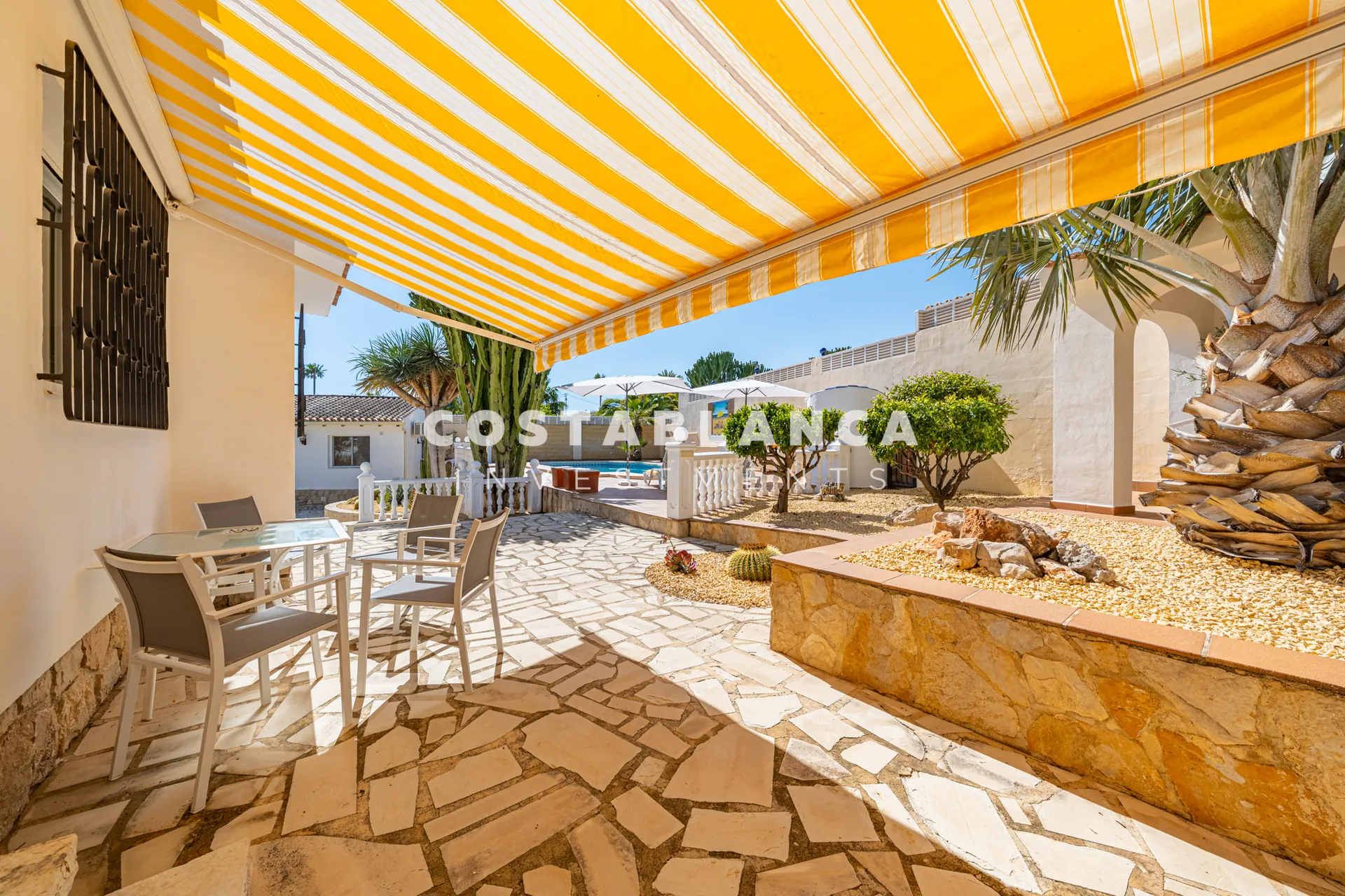 Charming villa with independent guest apartment and pool for sale in La Nucía.