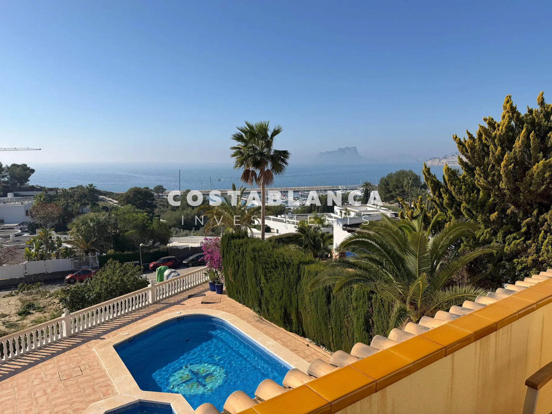 Vila mediteraneană cu vedere la mare și vedere la marină de vânzare în Moraira.