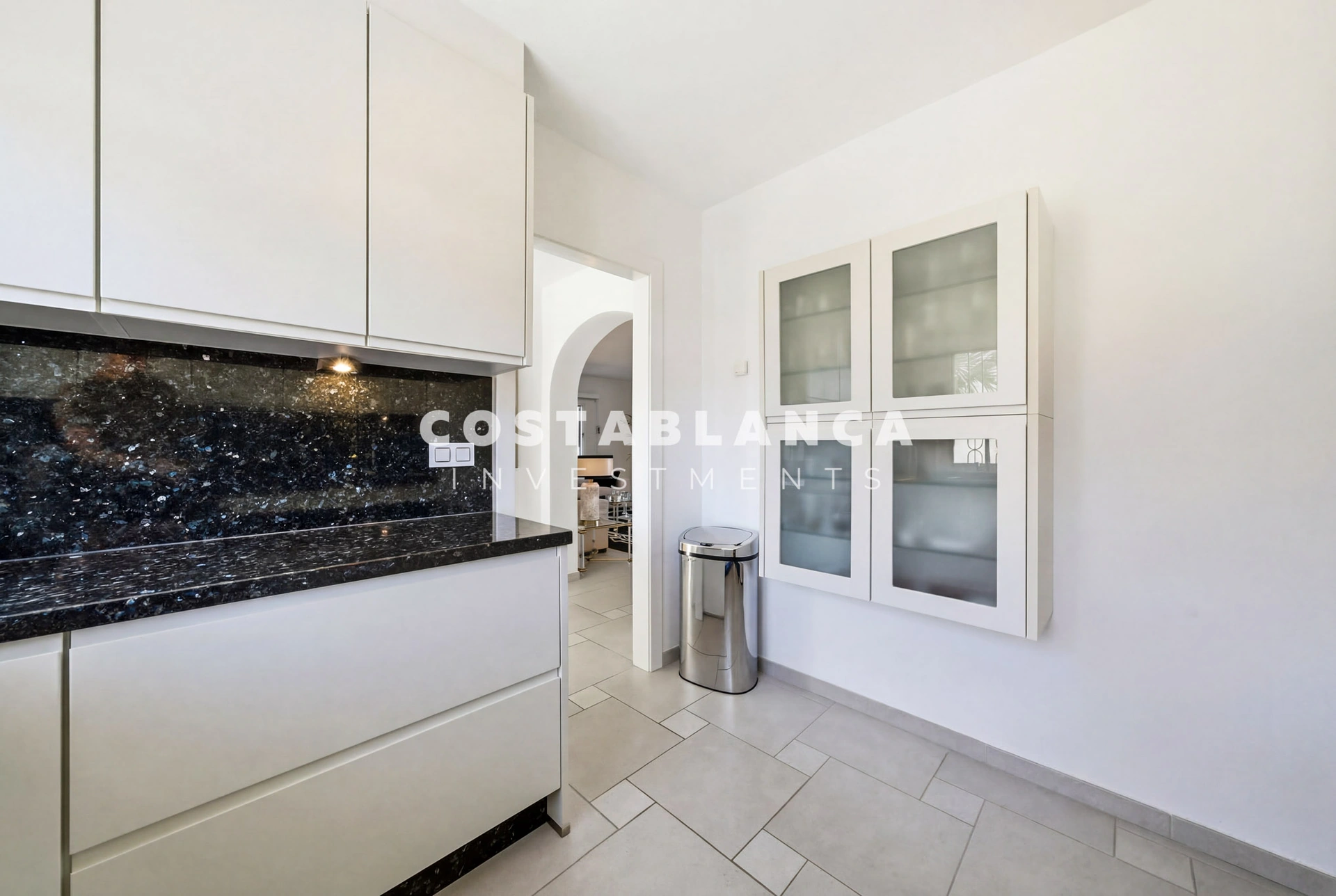 Charming villa with independent guest apartment and pool for sale in La Nucía.