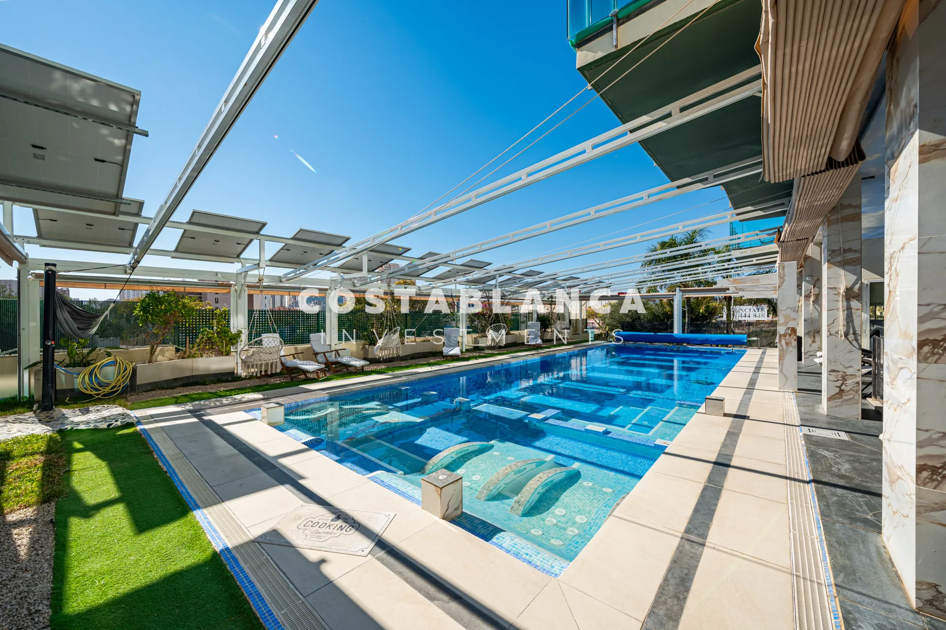 Apartament modern la etajul 5 cu piscine, saună și jacuzzi de vânzare în Finestrat.
